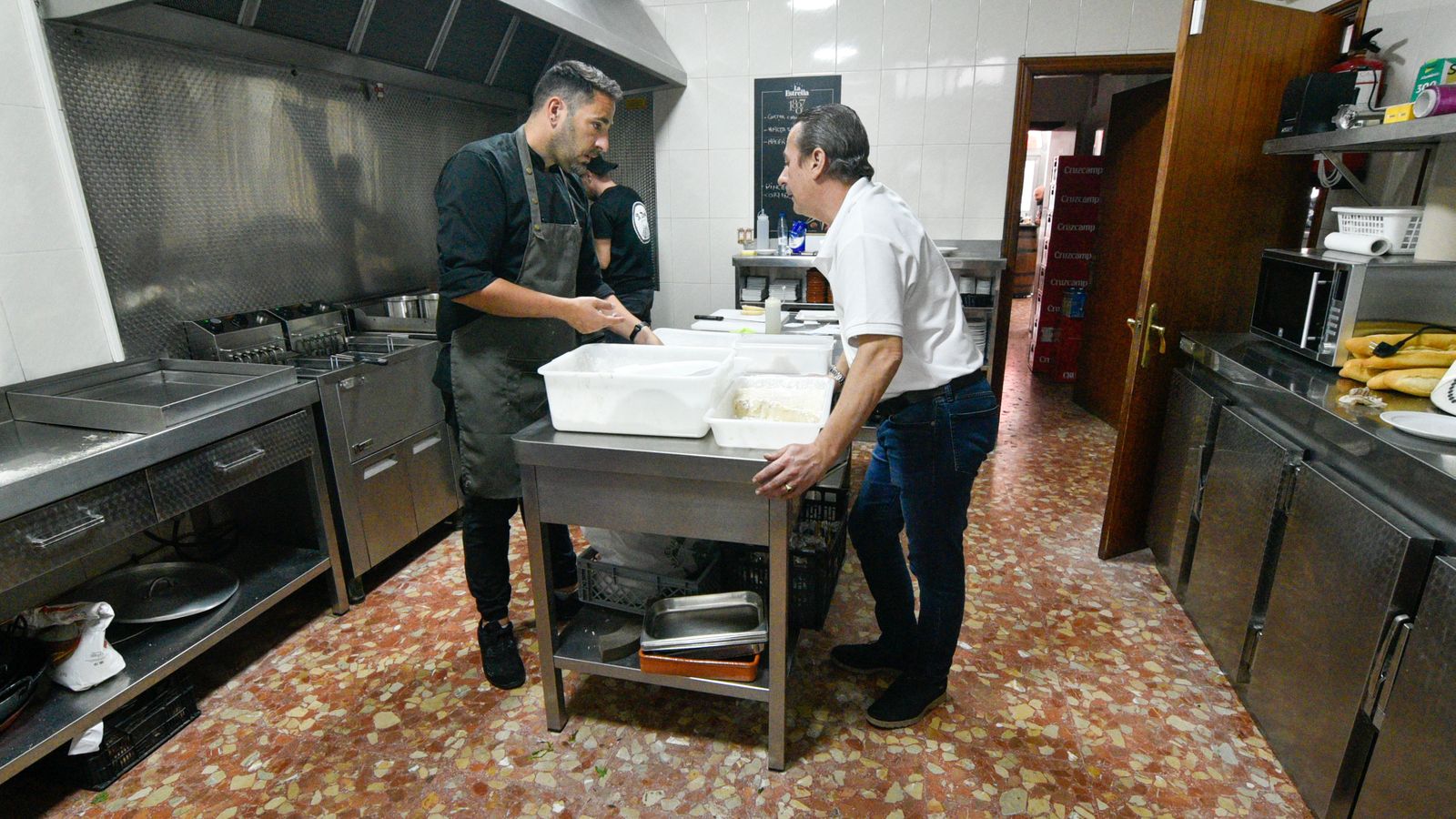 Las fotos del primer dia de reapertura del Bar 'Te dire' en Algeciras