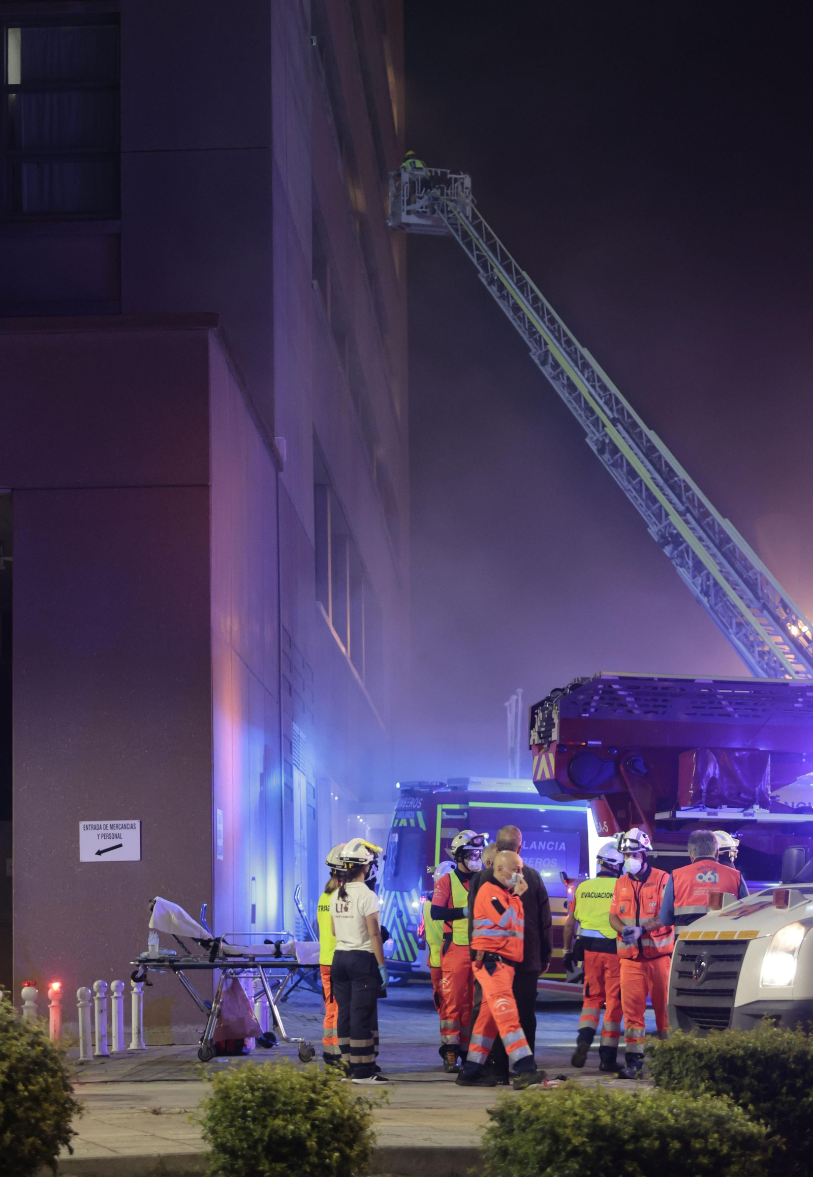 Las imágenes del incendio en el Hotel Isla de la Cartuja