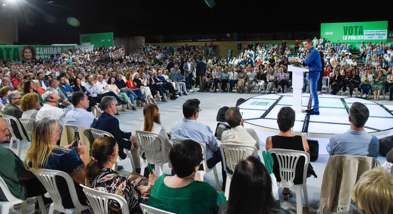 Pedro Sánchez y María Jesús Montero, en el último mitin de la campaña ...
