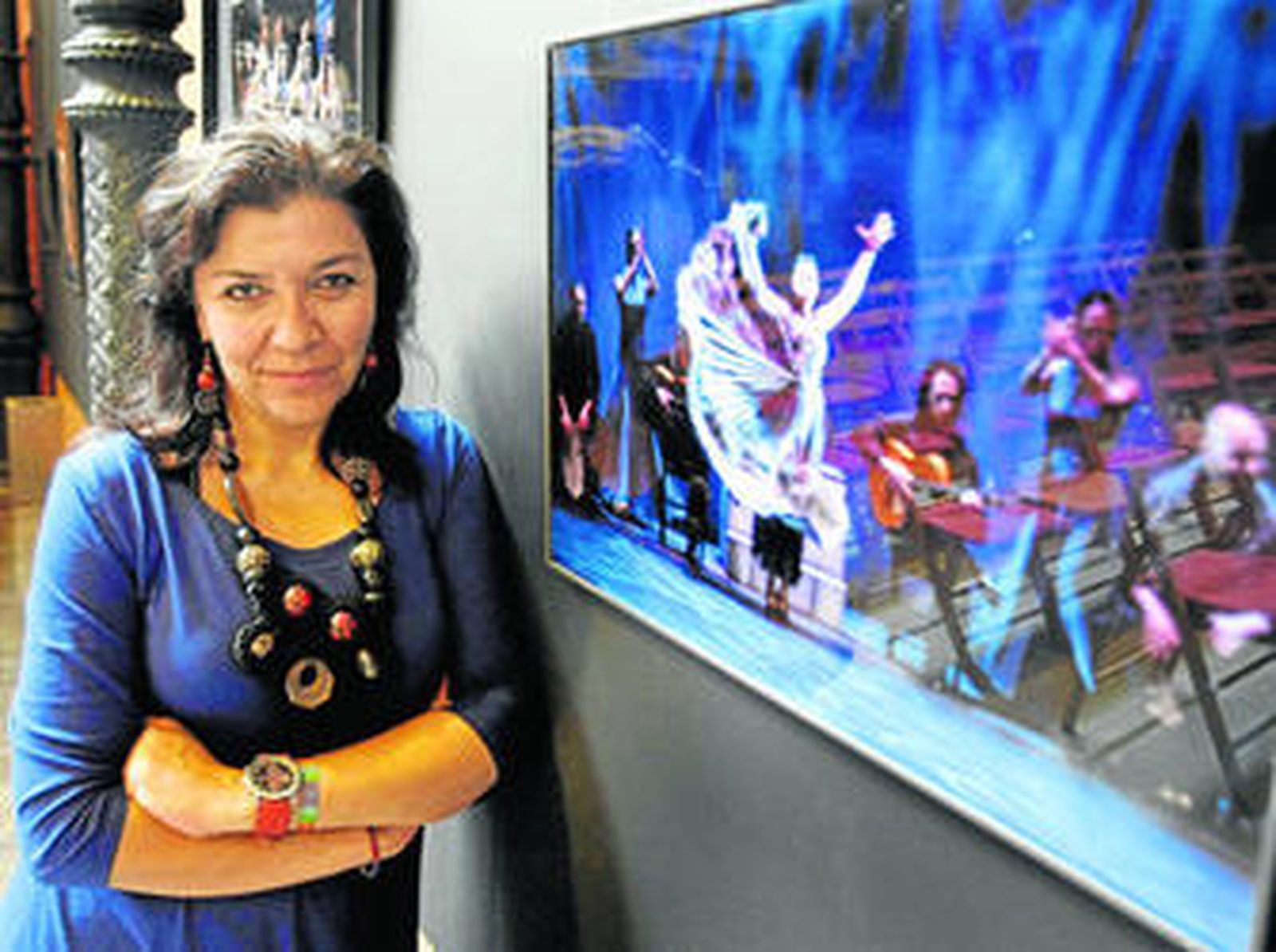 La fotógrafa gaditana Carmen Romero junto a una de las obras de la exposición 'Creando La Pepa', ayer en el Centro Flamenco de la Merced.
