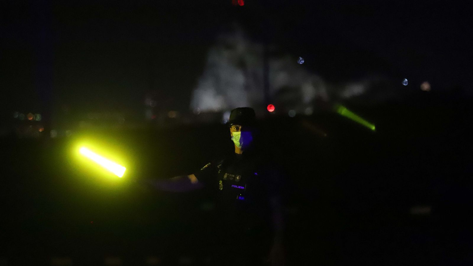 Controlando el tráfico tras un accidente camino del Higuerón.