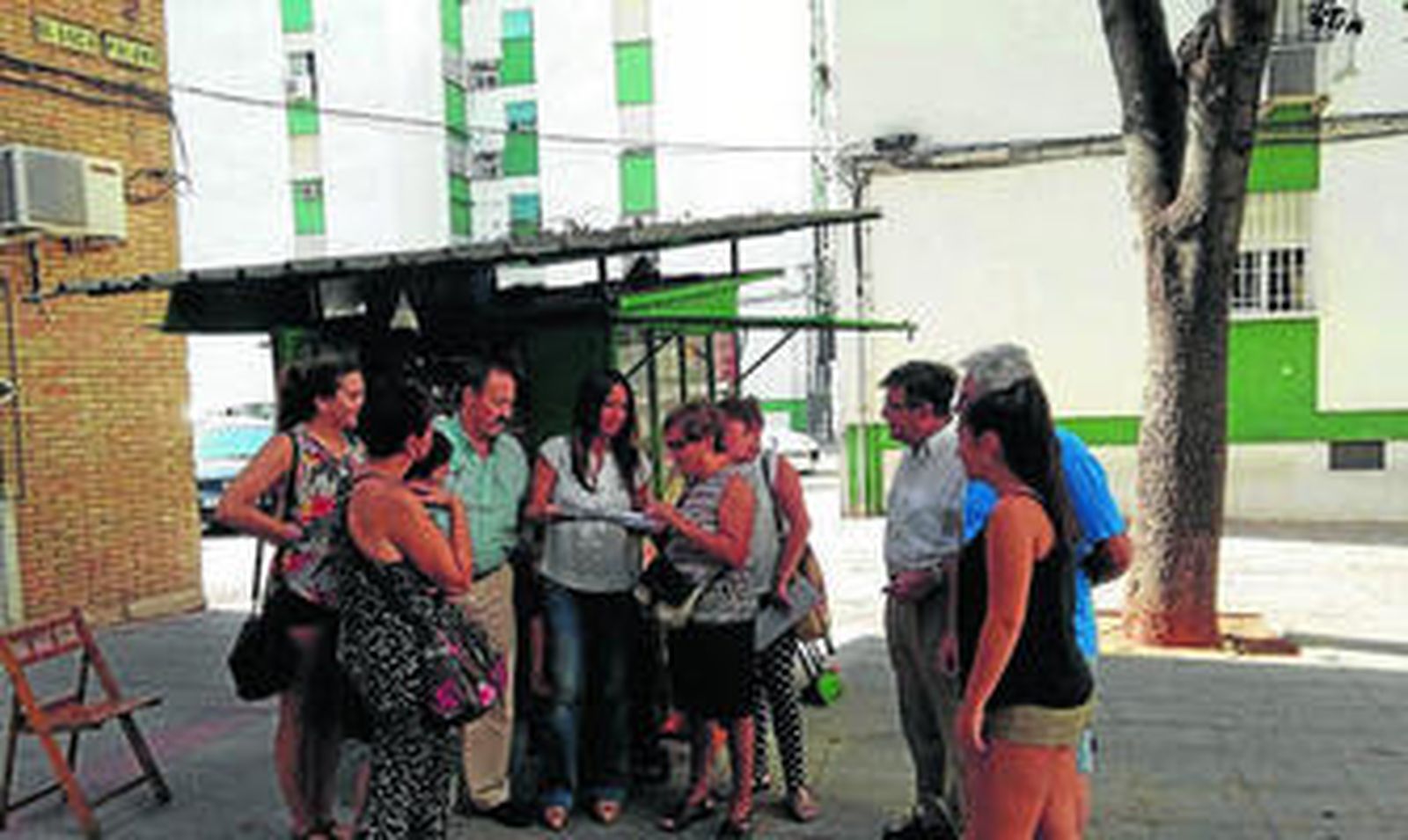 La edil del PP Evelia Rincón, en la visita que ha realizado esta semana a este barrio de la Macarena.