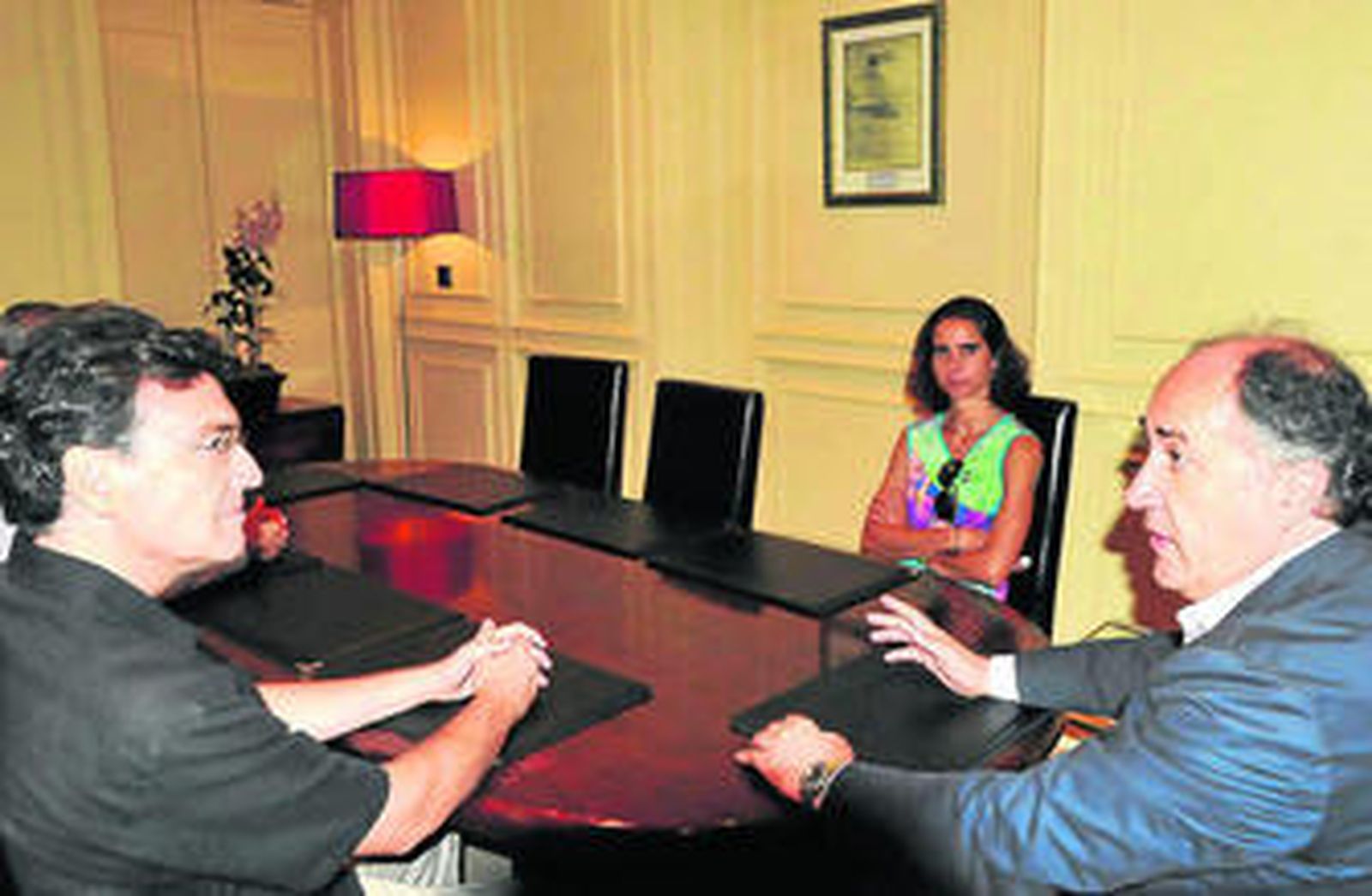 Imagen de José María Sánchez-Verdú ayer junto al alcalde, José Ignacio Landaluce, en Algeciras.