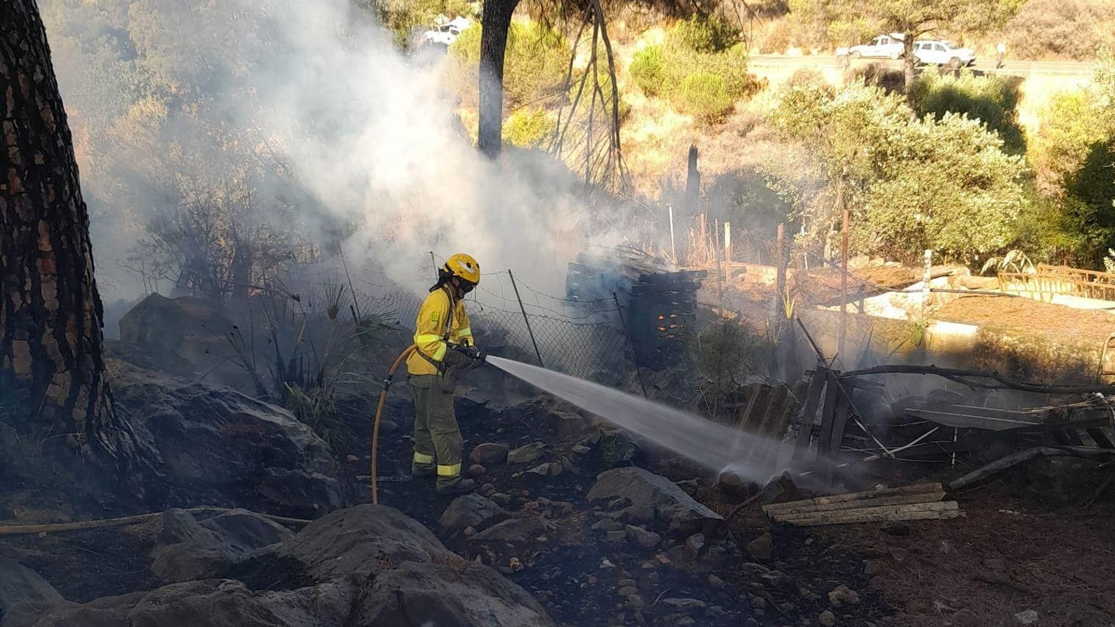 Un bomberso trabajando en el incendio forestal de El Campillo.