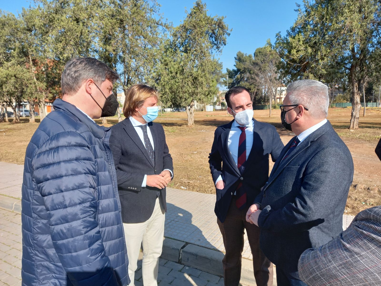 Antonio Repullo dialoga con el alcalde de Puente Genil, Esteban Morales.
