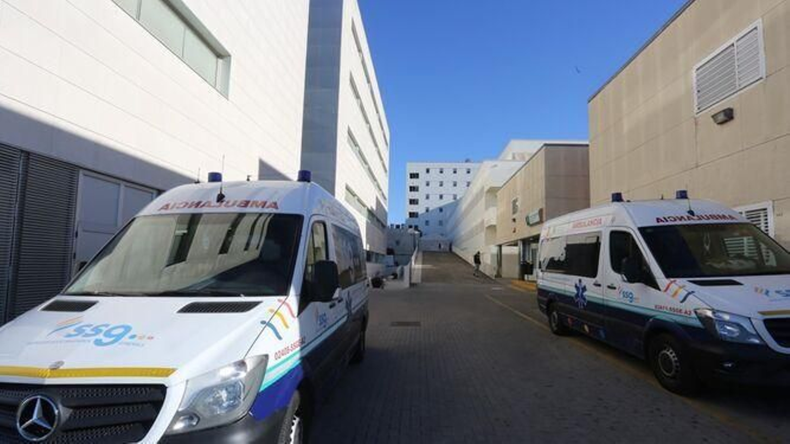 Ambulancias estacionadas en el hospital de Jerez