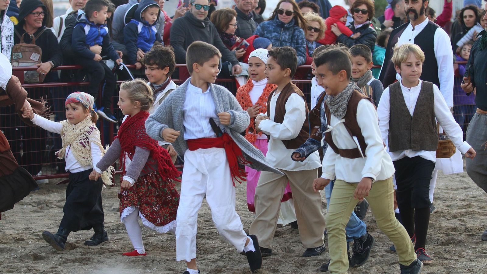 Cada vez más niños participan en el Desembarco Pirata.
