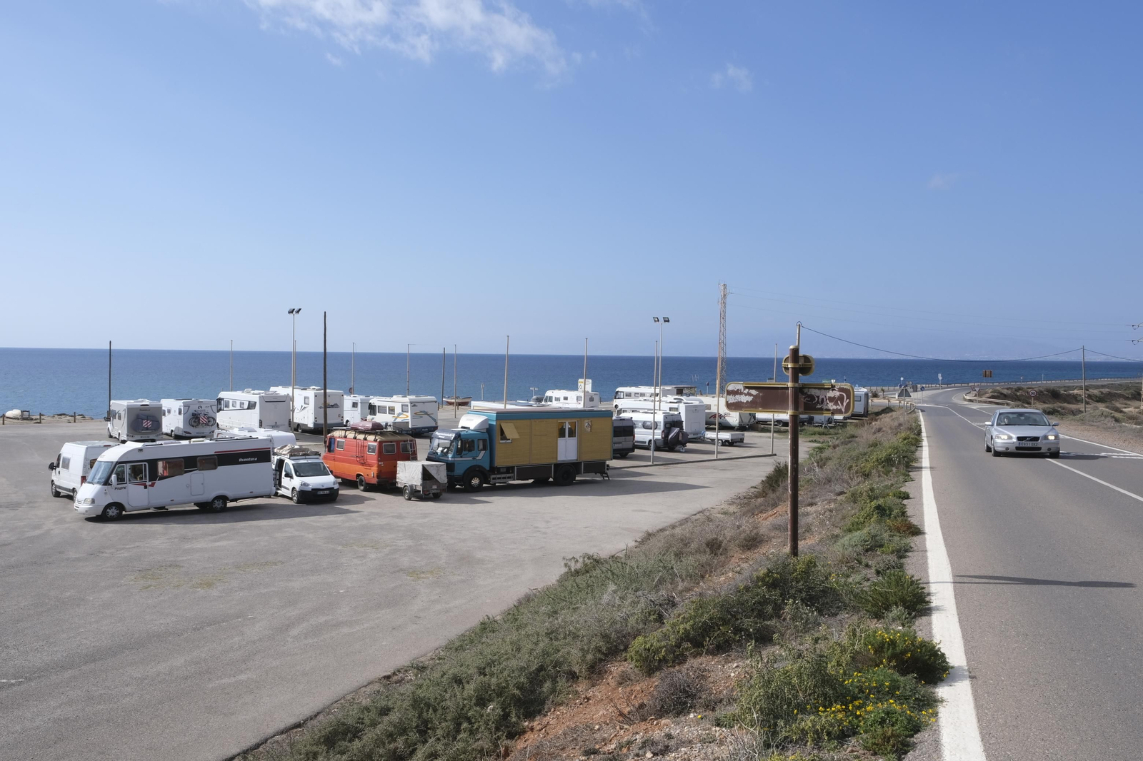 Imágenes de las autocaravanas estacionadas en Cabo de Gata.