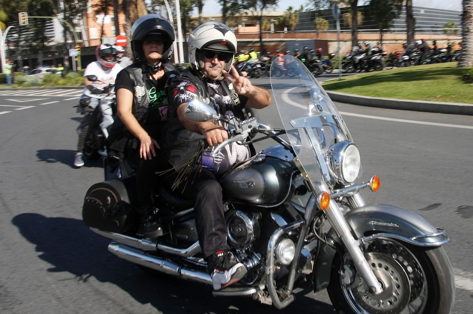 Imágenes de la concentración motera en memoria de Hugo Millán por las calles de Huelva