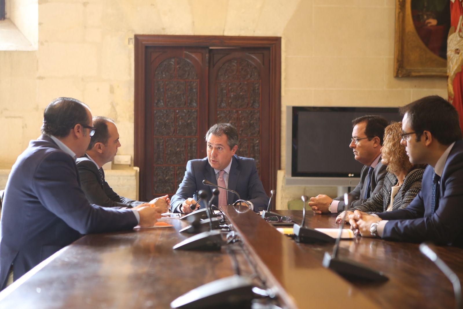 El alcalde Juan Espadas, en el centro, durante la presentación del proyecto