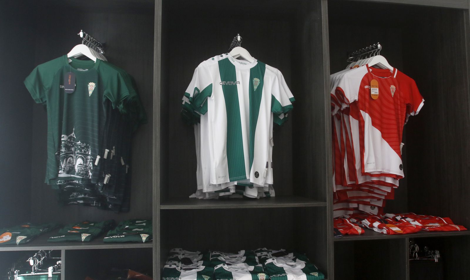 Las imágenes de la tienda oficial del Córdoba CF en el centro