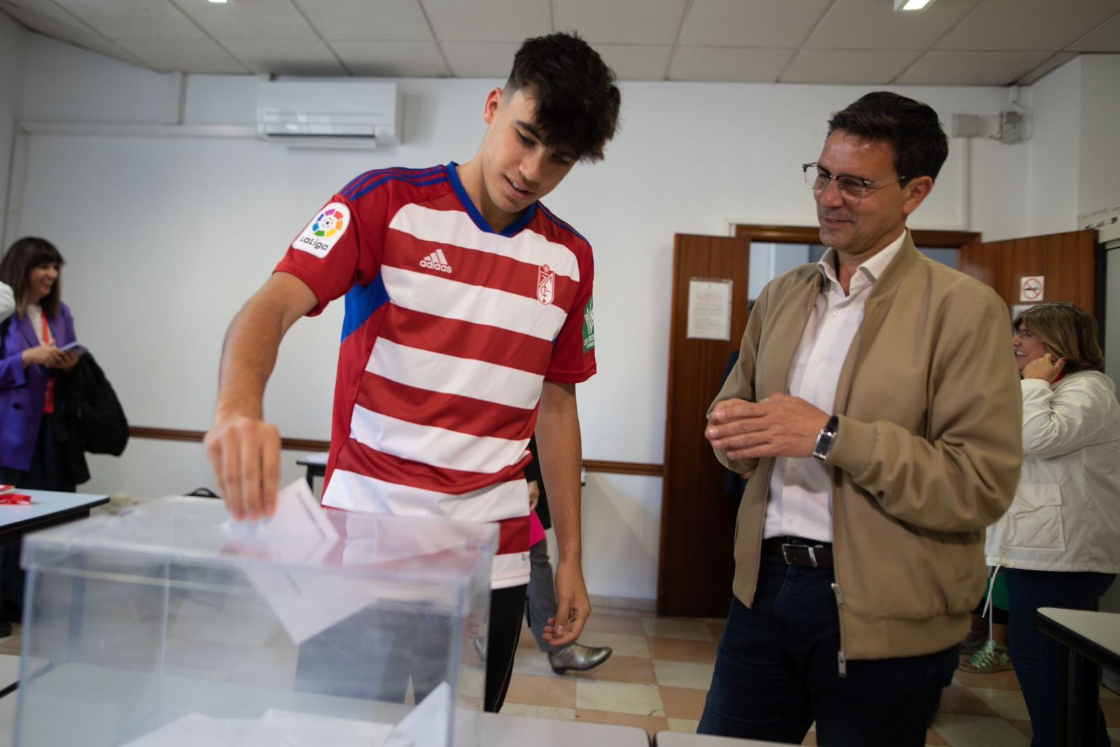 Cuenca, con su hijo, que ha votado por primera vez.