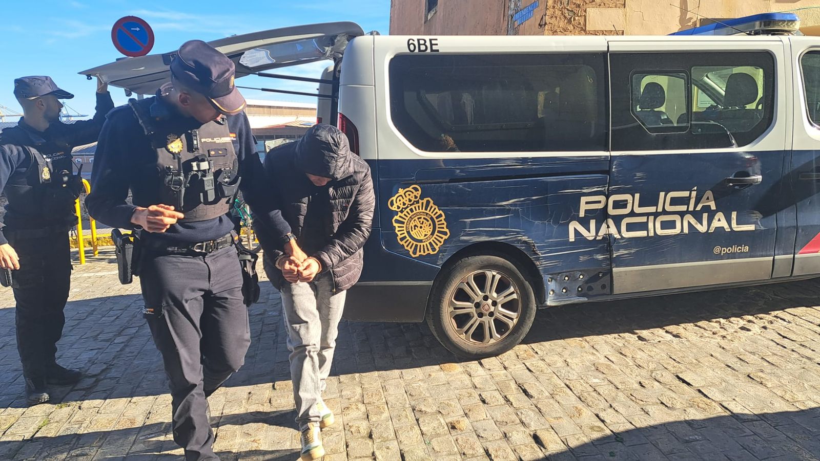 El acusado a su salida del furgón policial antes de entrar a juicio.