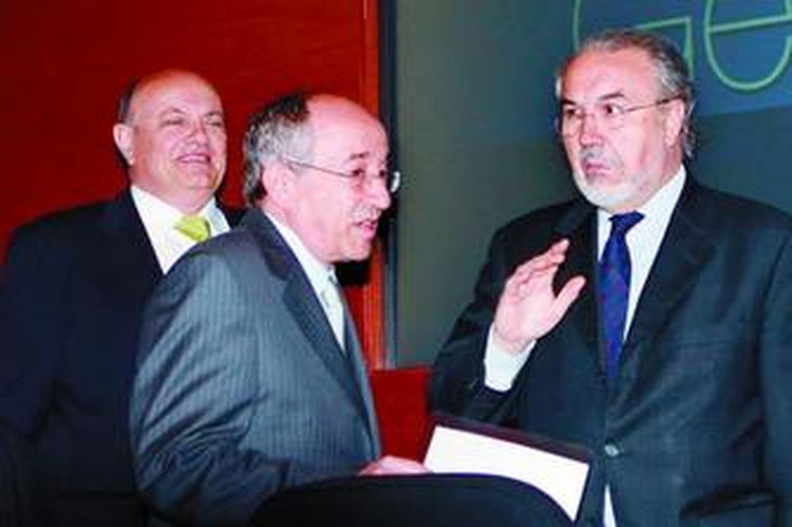 Miguel Ángel Fernández Ordóñez habla con Pedro Solbes, en una imagen reciente.