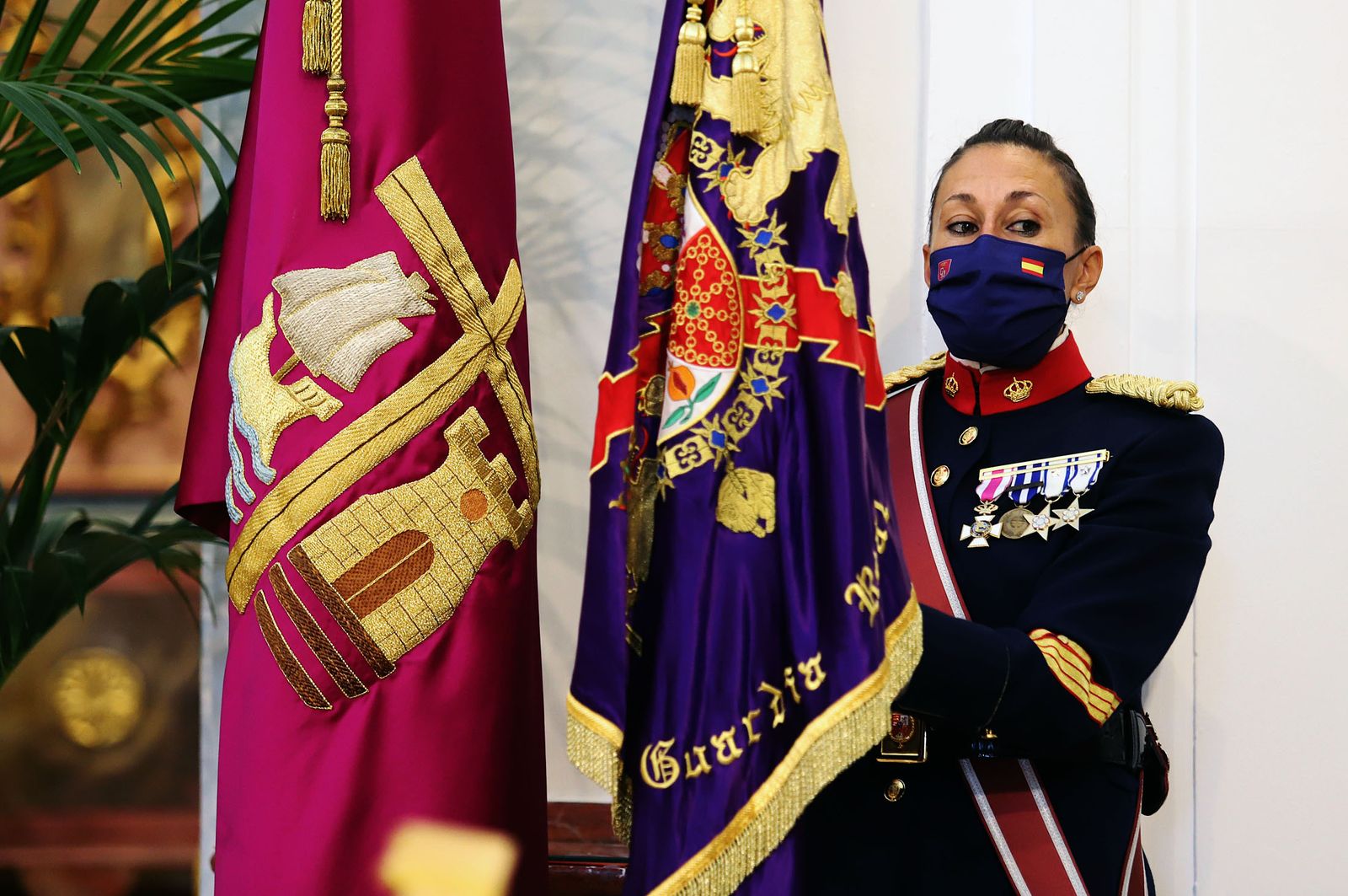 Imágenes de la ofrenda de la Guardia Real a la Virgen de la Cinta en la Catedral