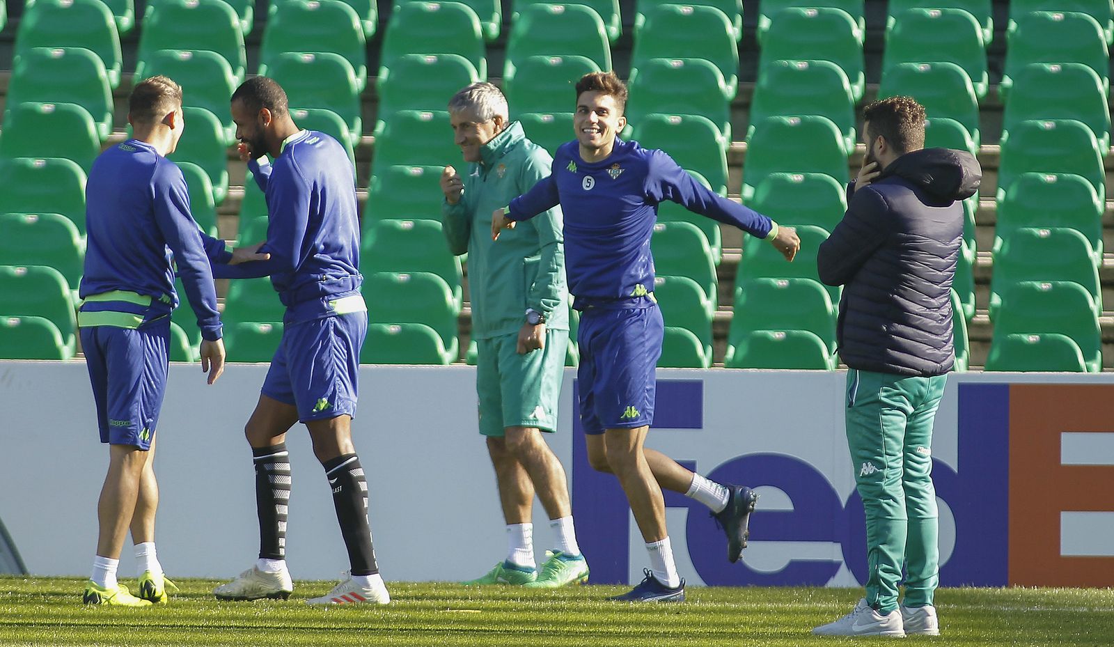 Marc Bartra, sonriente, en un entrenamiento.