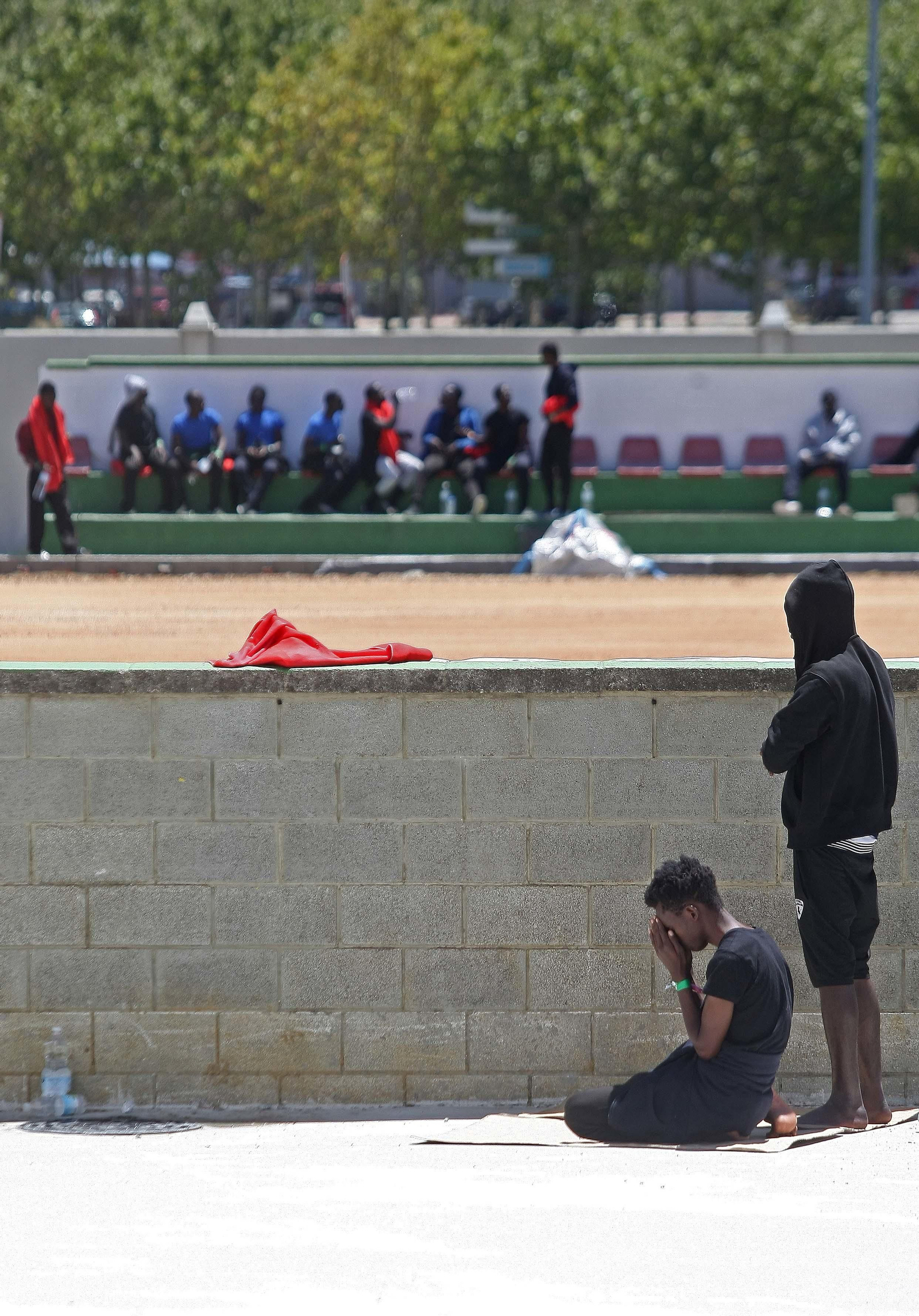 Cientos de migrantes esperan destino acogidos en el Campo de Gibraltar