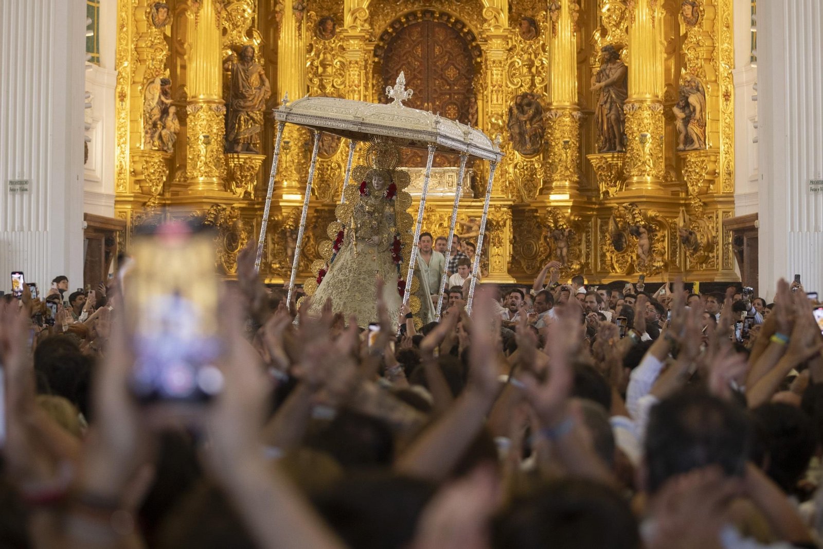 Las mejores imágenes de la procesión de la Virgen del Rocío en la aldea