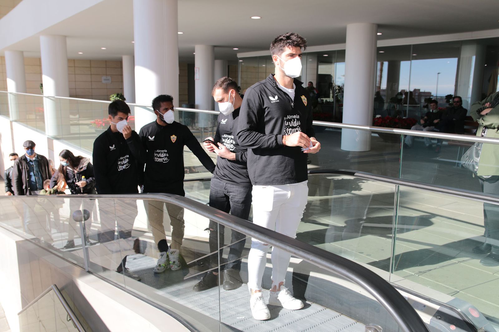 Los Reyes Magos de la UD Almería entregan sus regalos a los niños hospitalizados de Torrecárdenas
