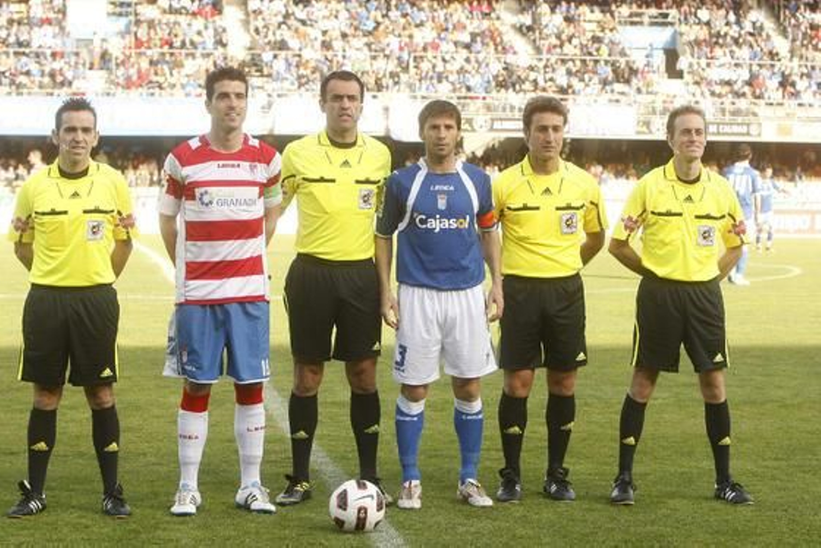 Los capitanes de ambos equipos con los árbitros del encuentro. 

Foto: Juan Carlos Toro