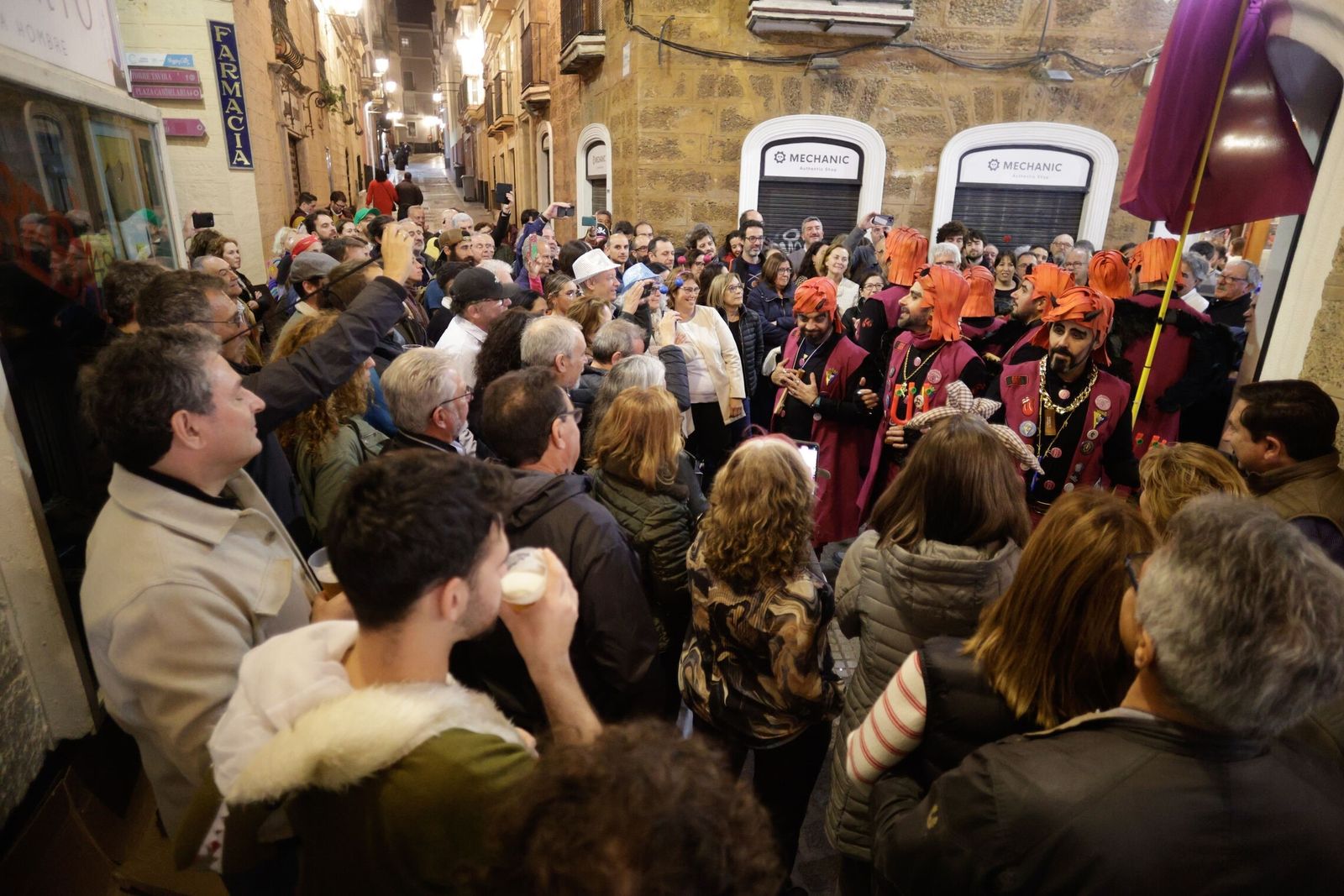 Una agrupación callejera cantando en las calles de El Pópulo este pasado Carnaval.