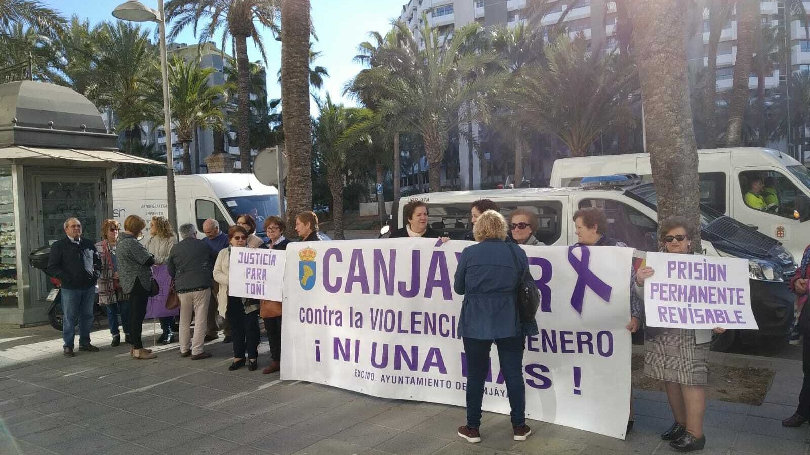 Socias de la asociación de mujeres de Canjáyar han acudido a la Audiencia Provincial.