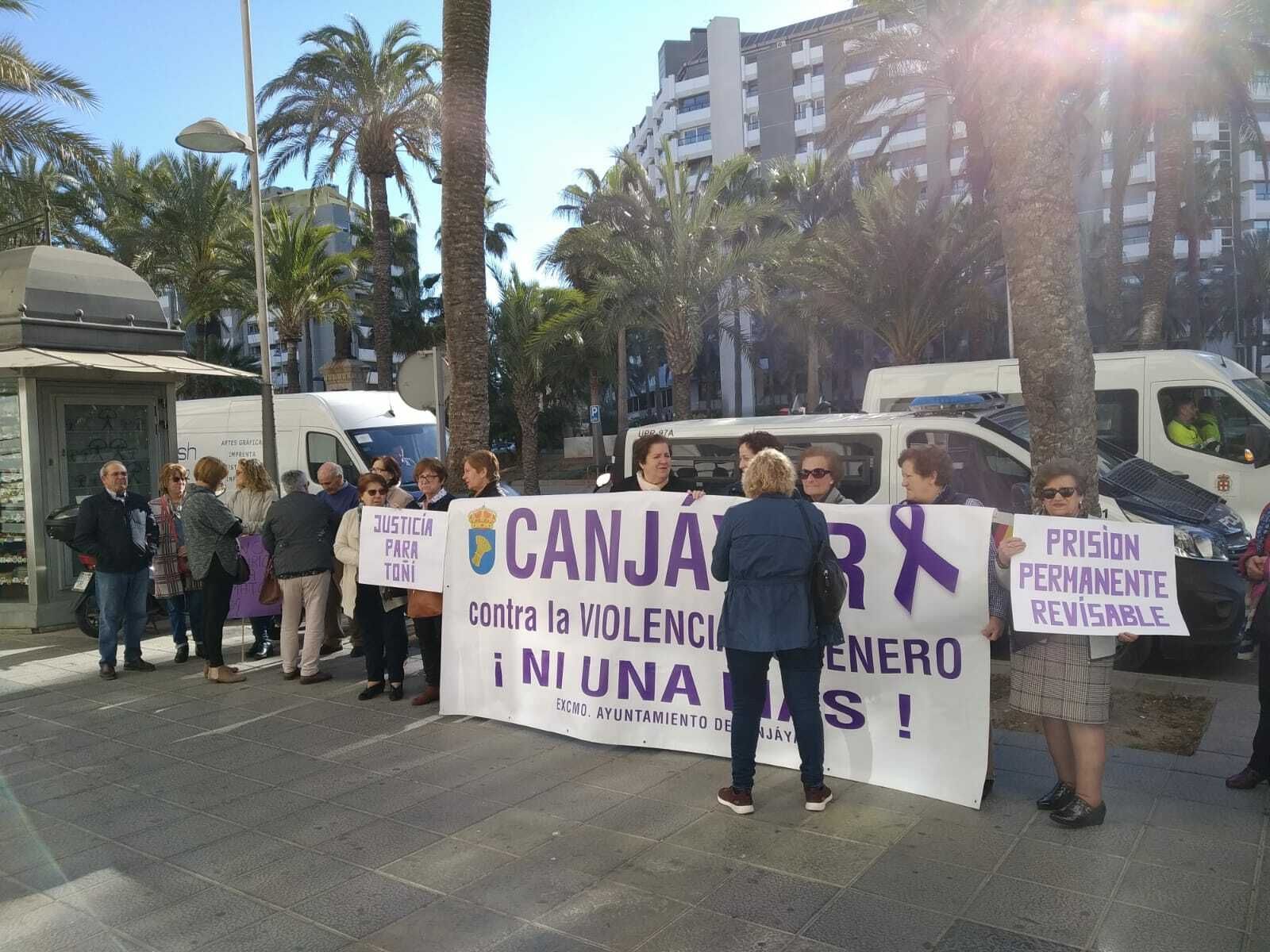 Socias de la asociación de mujeres de Canjáyar han acudido a la Audiencia Provincial.