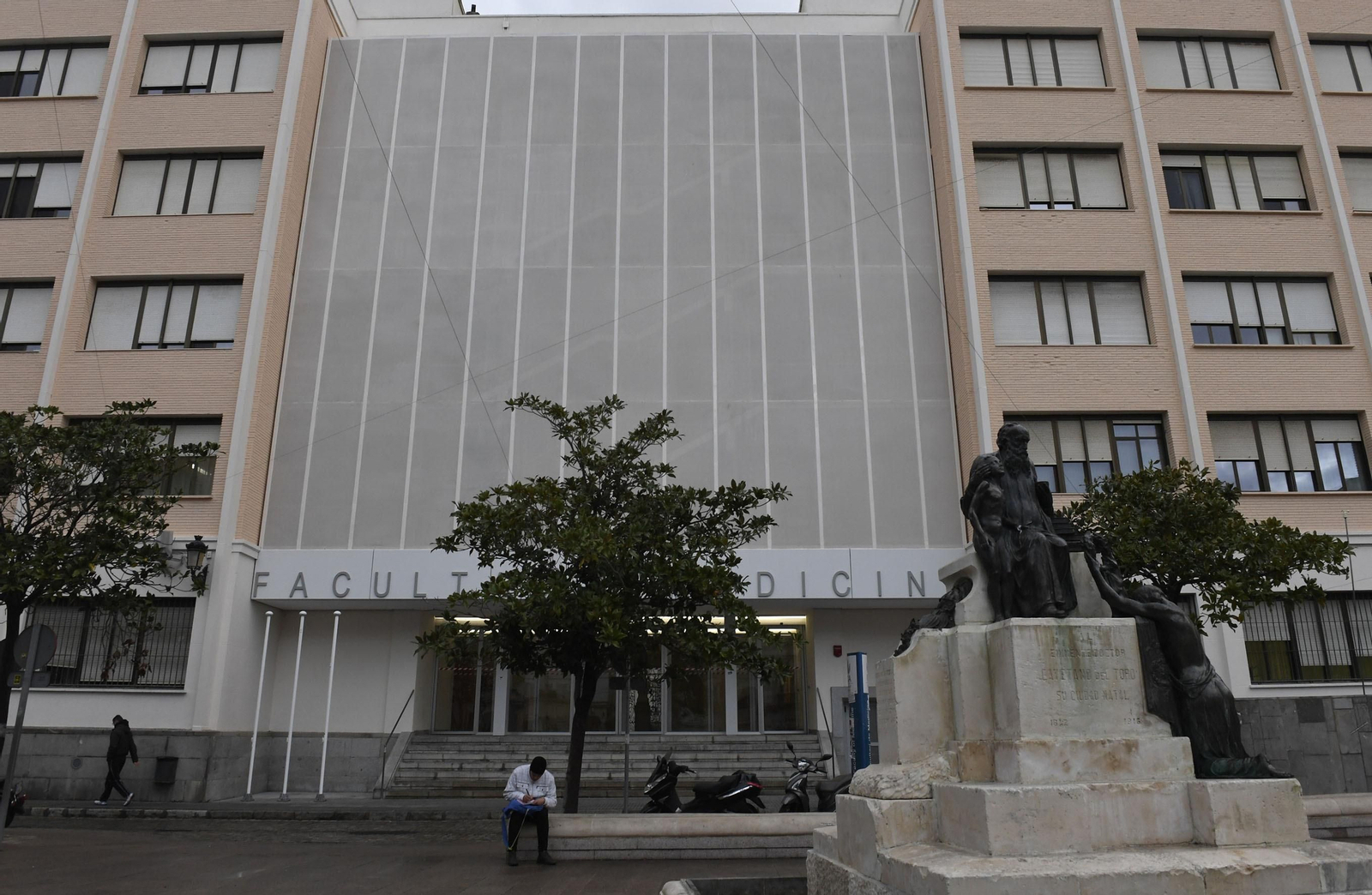 Fachada de la Facultad de Medicina de Cádiz.