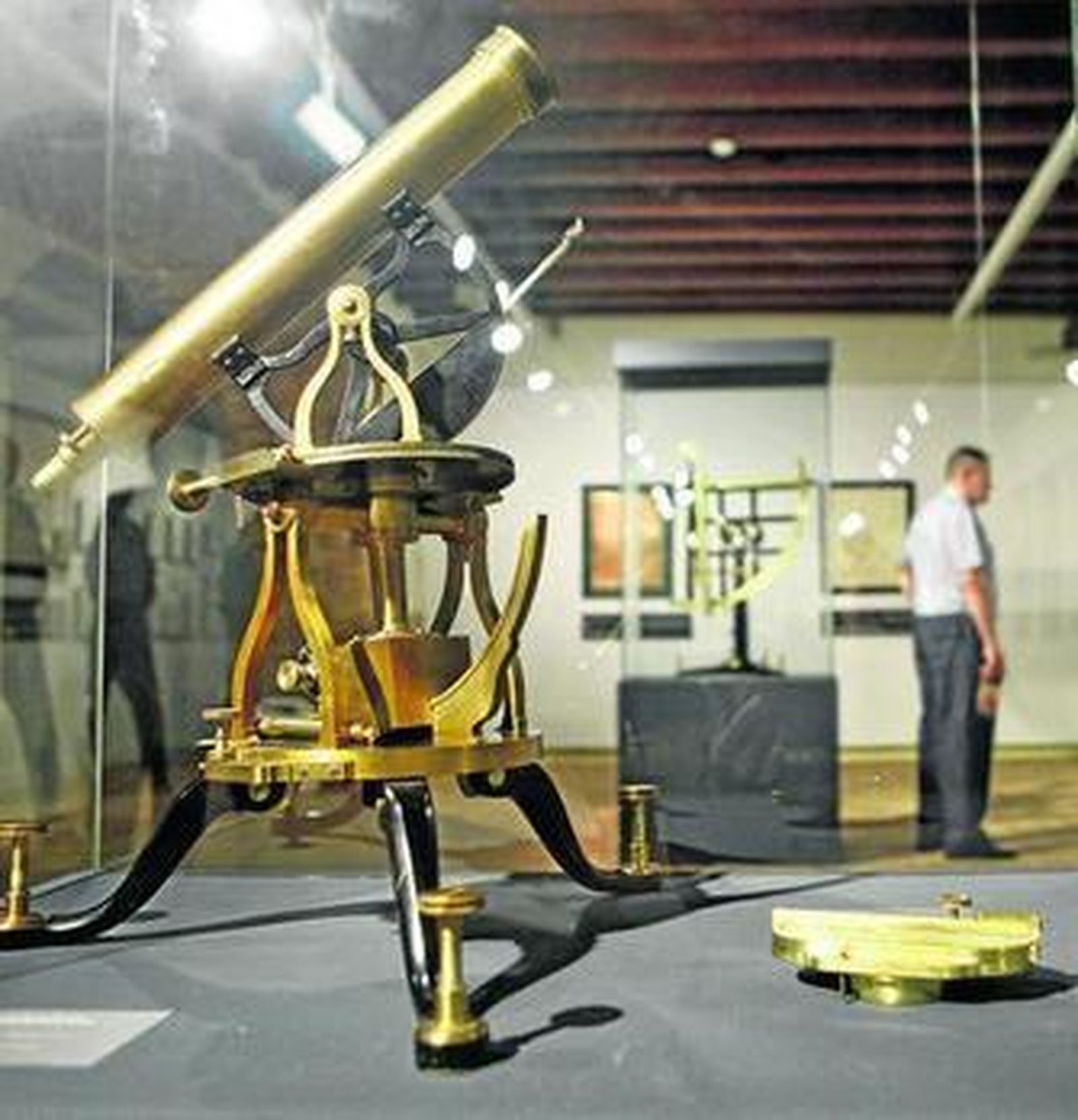 Una de las piezas que se muestra es un anteojo acromático del siglo XVIII.