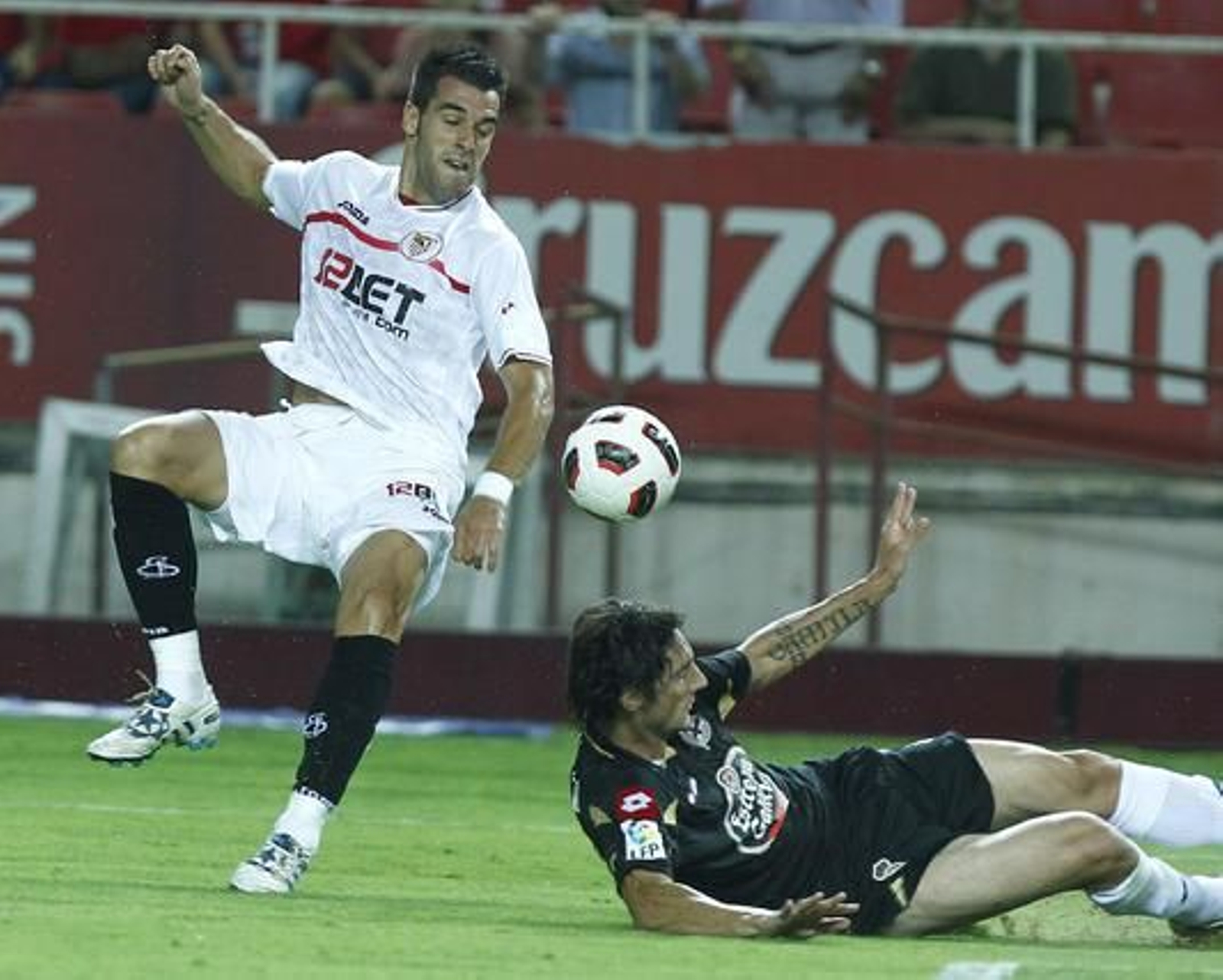 El Sevilla no puede superar al Deportivo de la Couruña en el Sánchez Pizjuán. / Antonio Pizarro