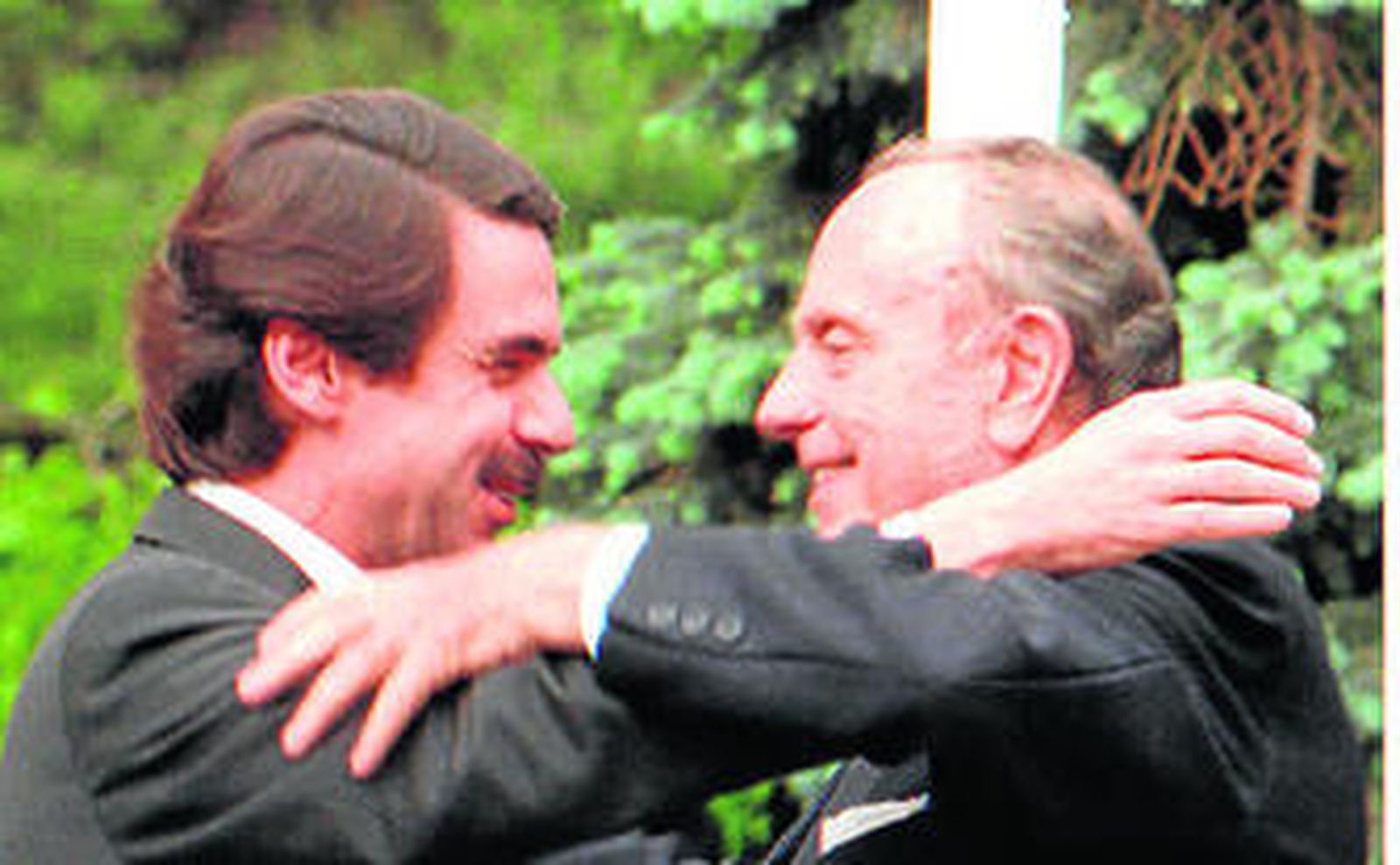 Aznar y Fraga se saludan en La Moncloa.