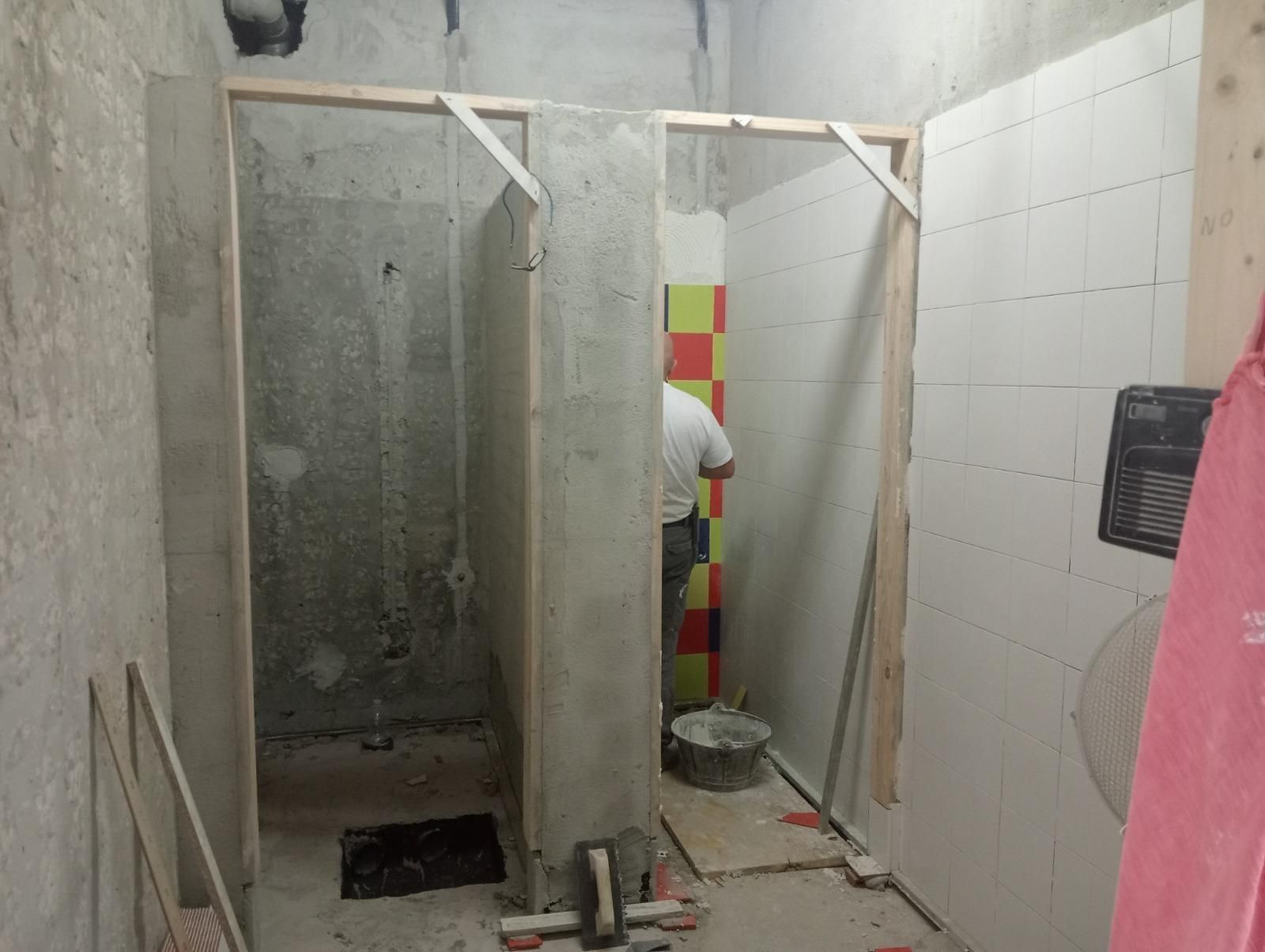 Obras en los aseos del edificio de Educación Infantil del CEIP Profesor Juan Carlos Aragón.