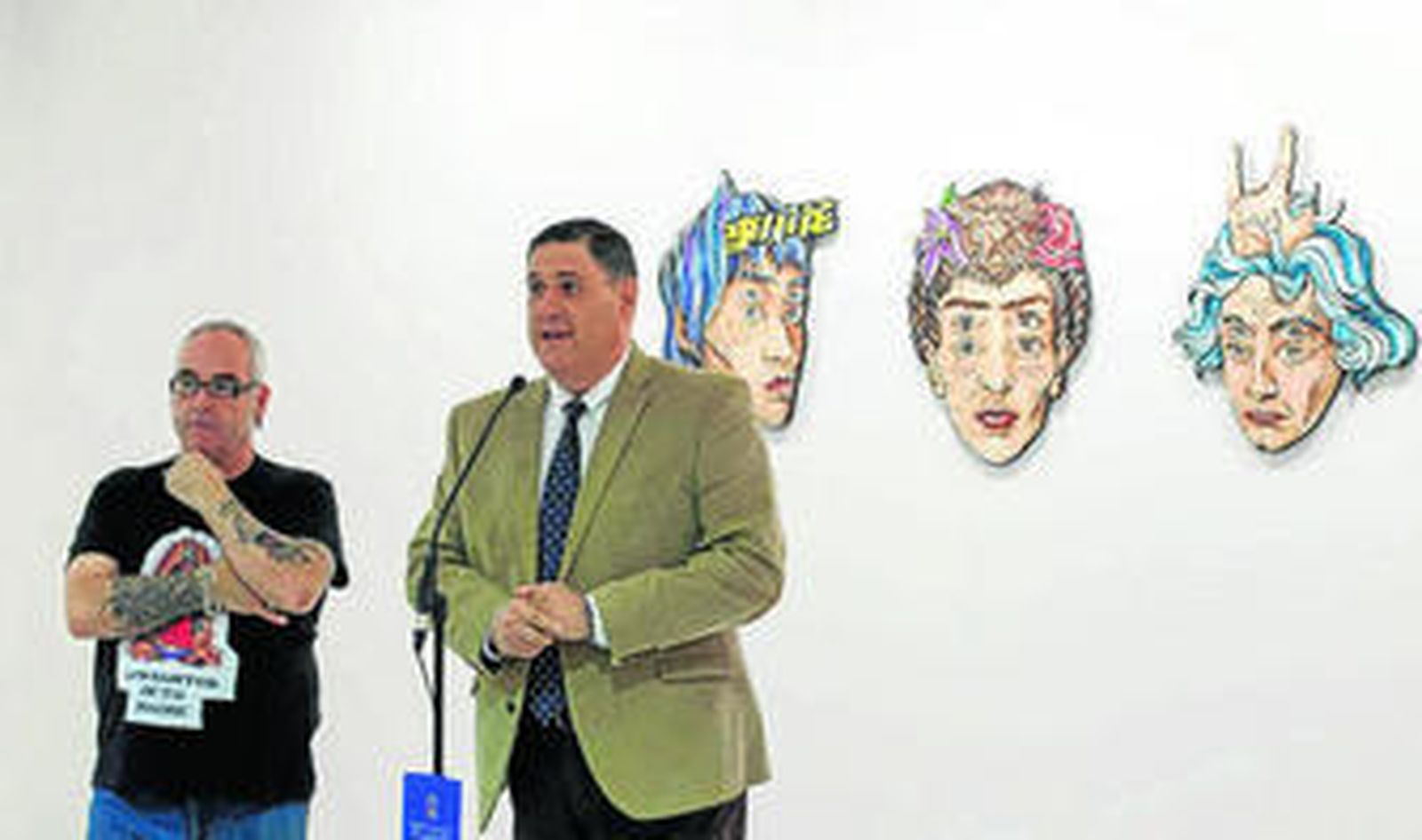 Francisco Alonso, responsable del IEA con el fotógrafo Antonio García 'Che', al fondo.