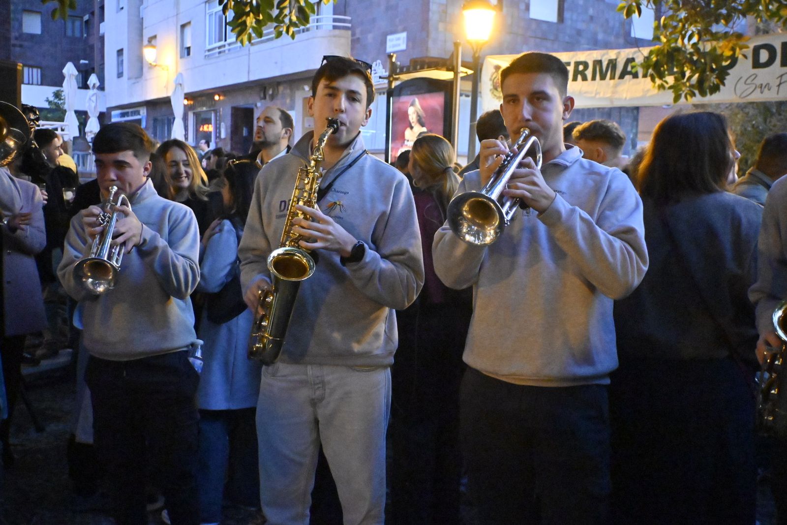 Las imágenes de la Zambomba de la Hermandad de la Esperanza en la Plaza Niña
