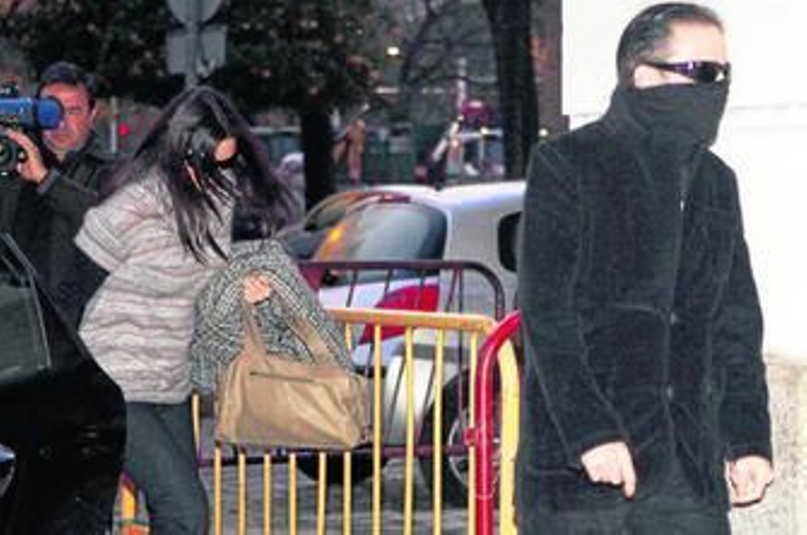 Javier Delgado, hermano del asesino confeso, seguido de su novia, María García, ayer en la Audiencia.