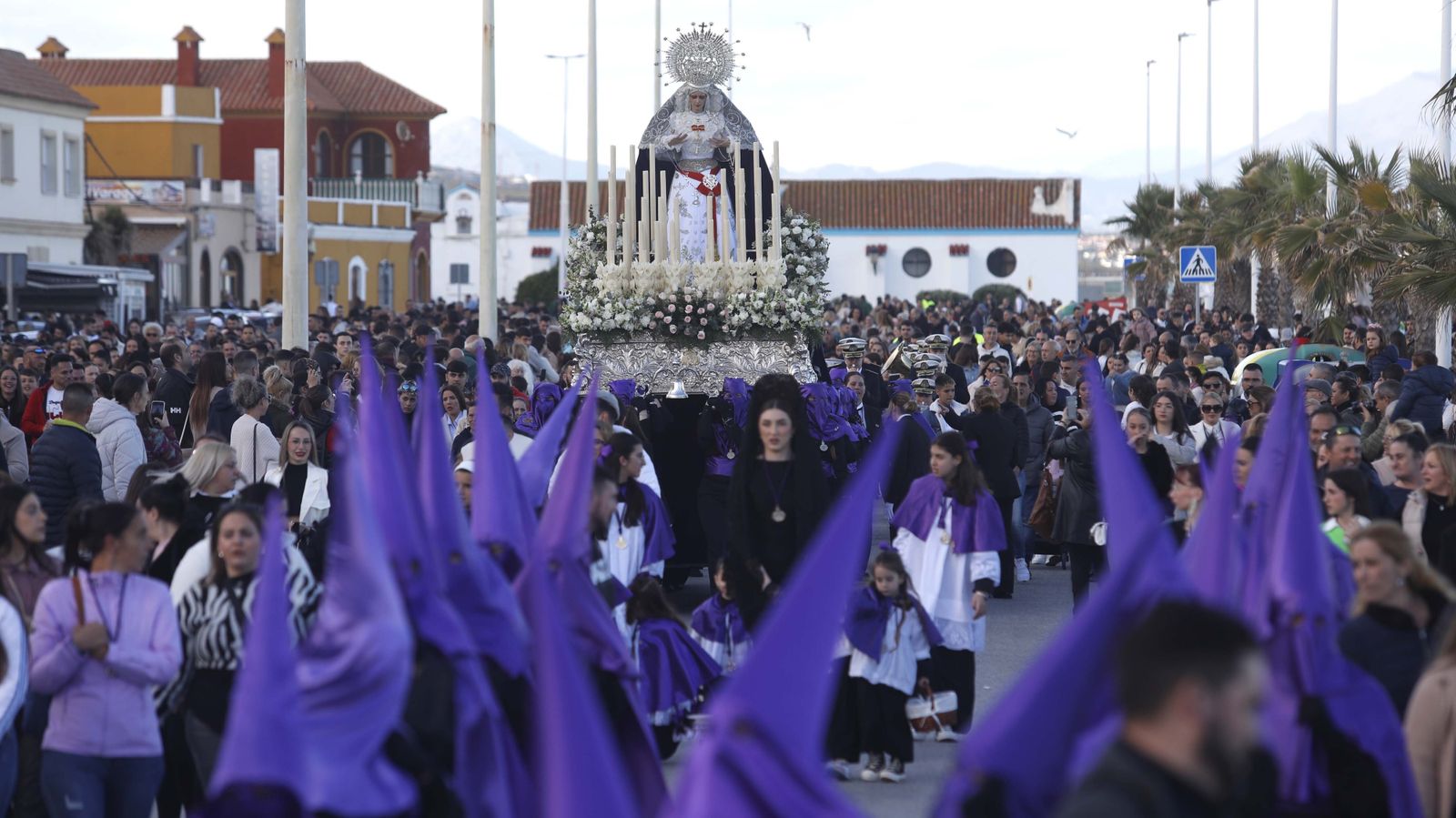 Fotos del Viernes Santo en La Línea: Cristo del Mar y Luz y Esperanza Nuestra, Soledad y Santo Entierro, Cristo del Amor y Misericordia y Amargura.
