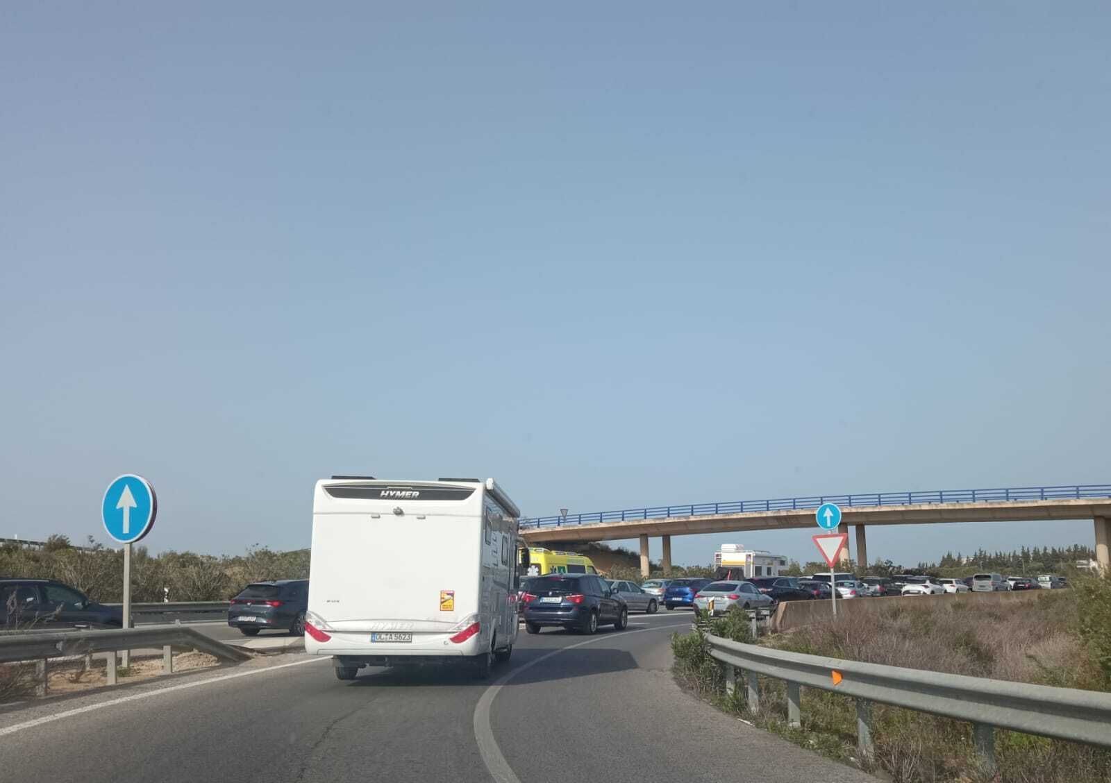 Retenciones en uno de los accesos a la autovía entre Conil y Chiclana.