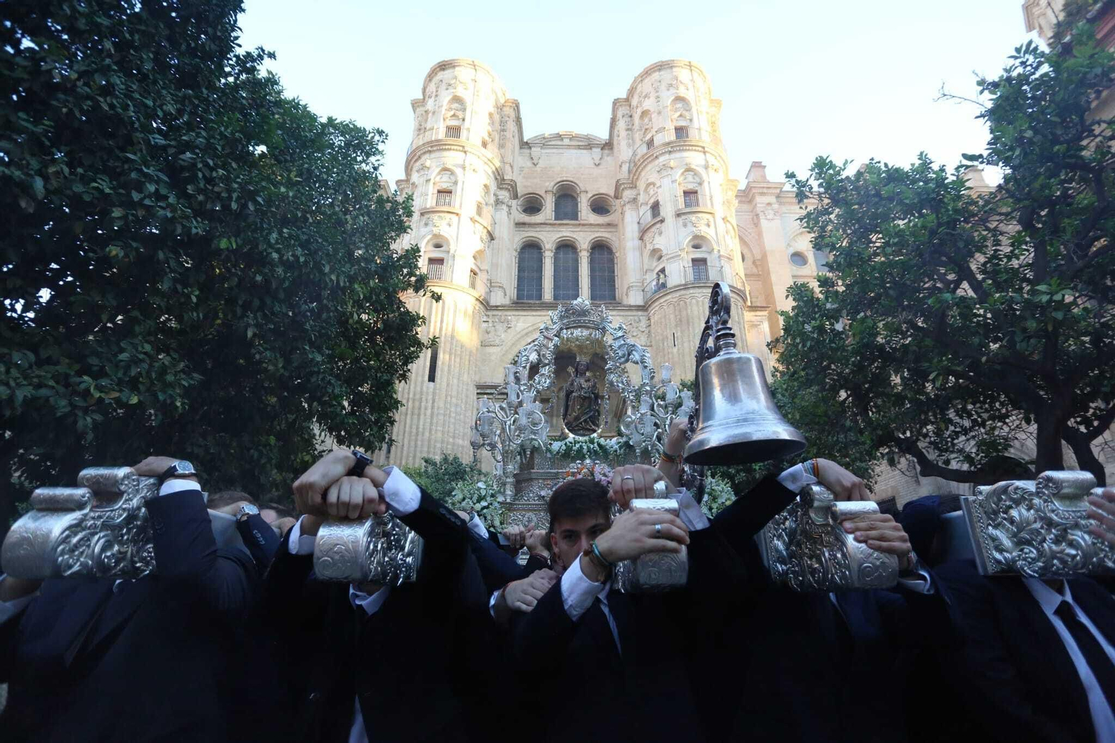 Santa María de la Victoria, en su salida por el Patio de los Naranjos.