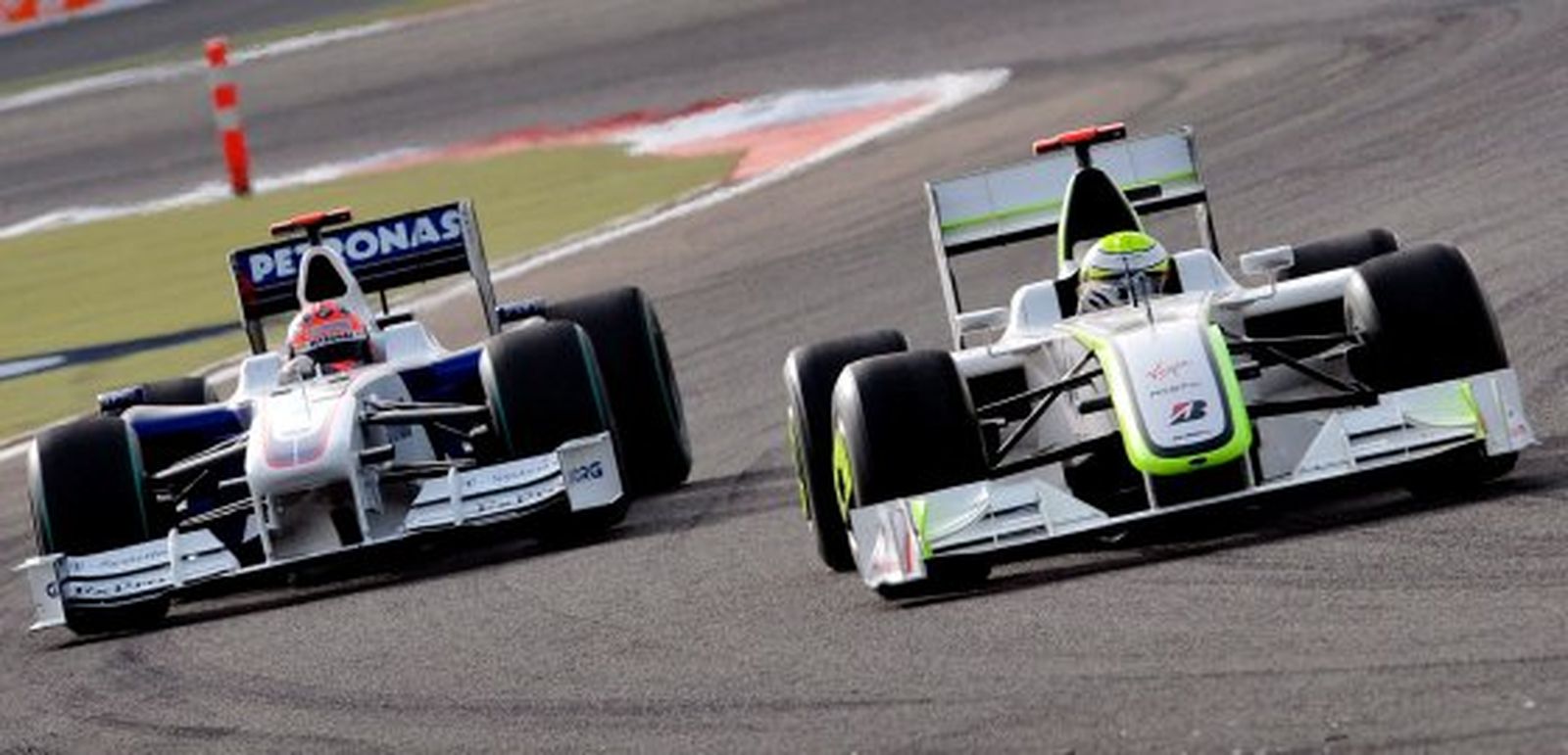 El británico Jenson Button, de Brawn GP (d), y el polaco Robert Kubica (i) de BMW.  Foto: Efe