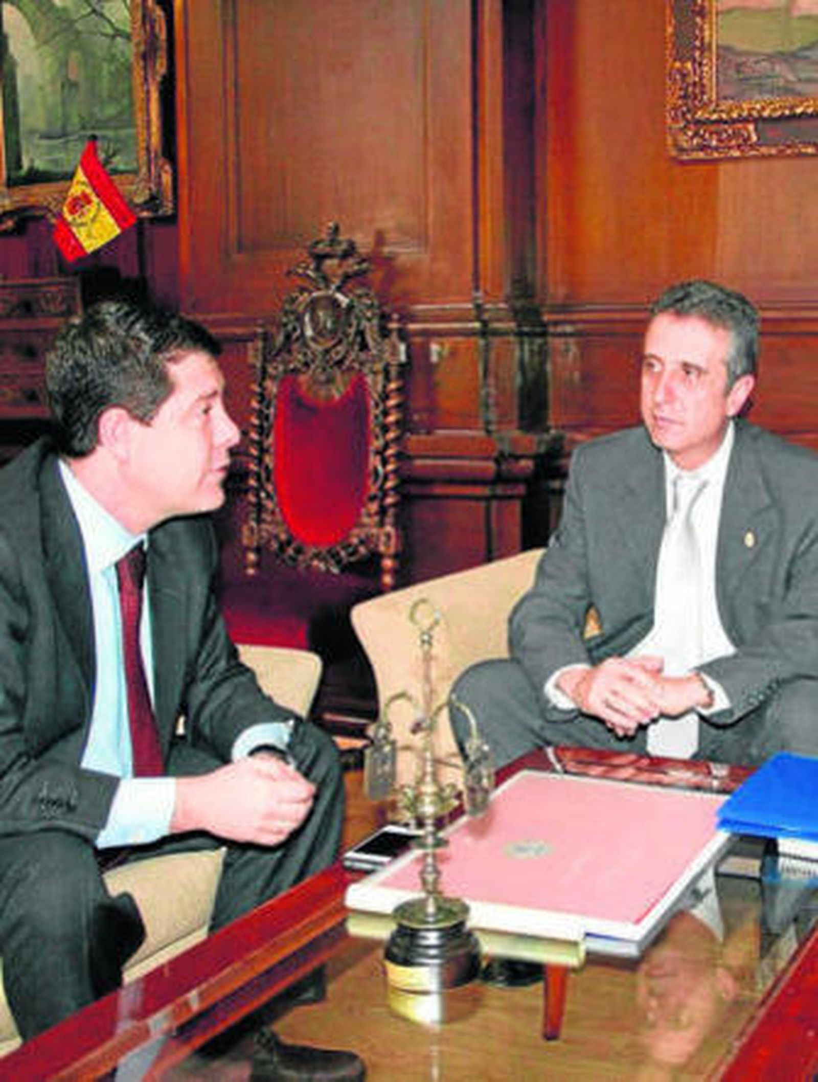 Juan Pérez y Emilio García Page durante la reunión en Toledo.