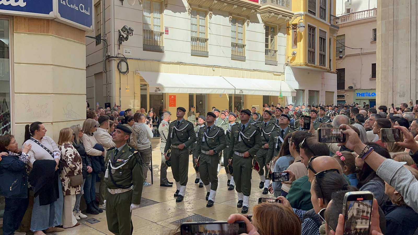 La Brigada de Paracaidista trasladando al Cristo de las Ánimas de Ciegos, en imágenes