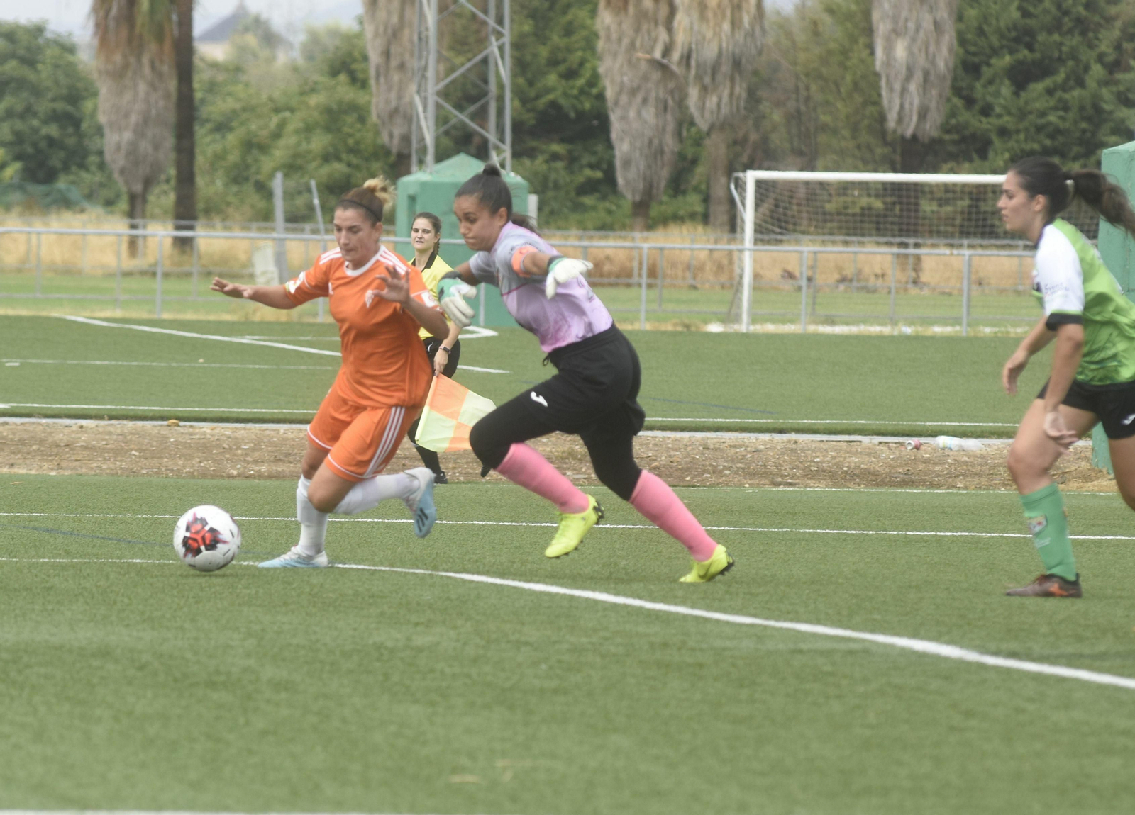 Mery Martí se dispone a anotar el tanto de la victoria del Córdoba Femenino tras driblar a la meta Tati.