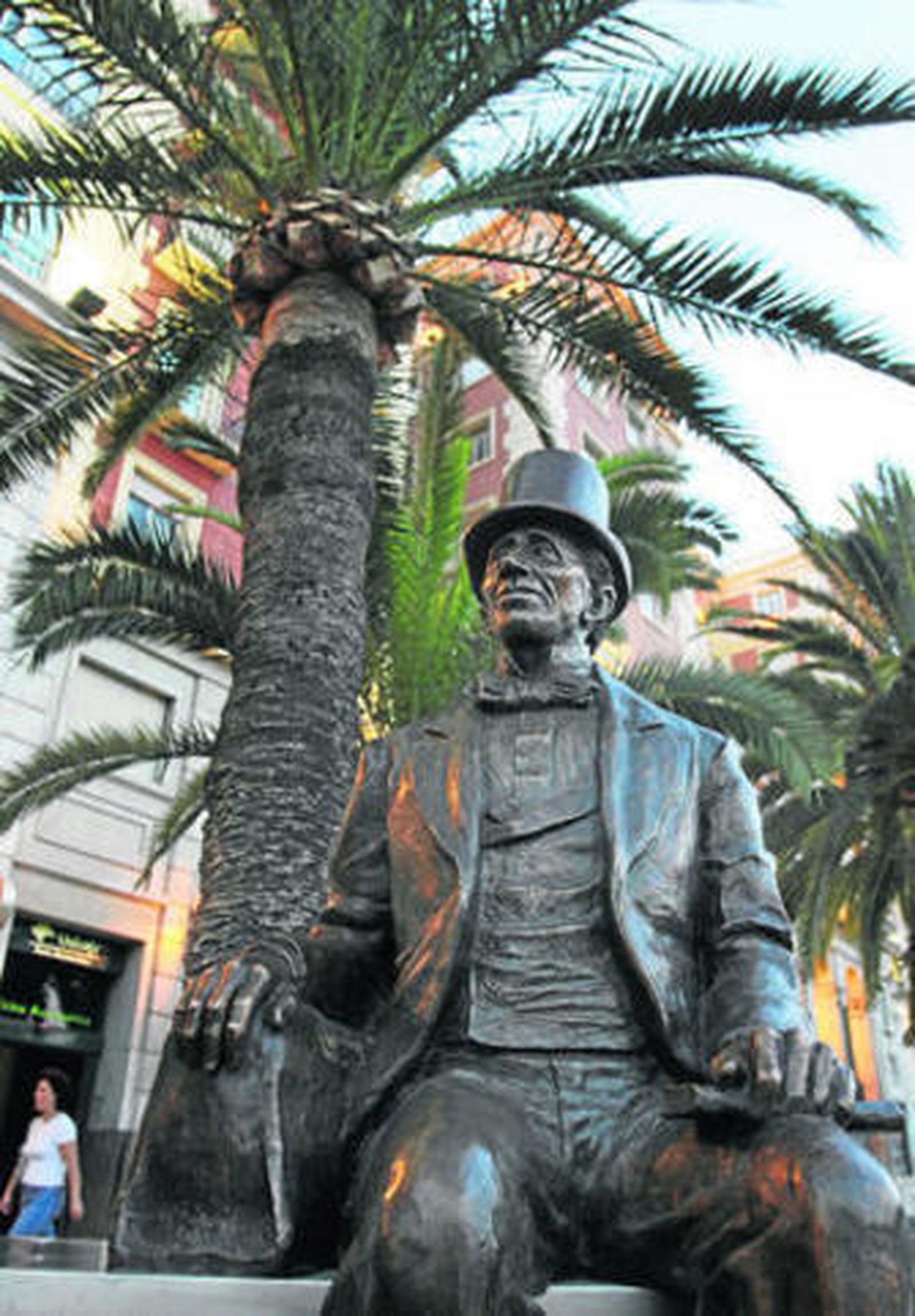 1. Estatua de Hans Christian Andersen en la Plaza de la Marina de la ciudad de Málaga realizada por José María Córdoba por encargo de la Casa Real Danesa,. 2. Imagen de la Alhambra, el monumento que visitó el autor danés a mitad del siglo XIX  3 . El escritor nórdico durante la visita que emprendió a Granada en 1862. 4 y 5. El pintor danés Jacob Kornerup realizó dos cuadors sobre la ciudad andaluza.