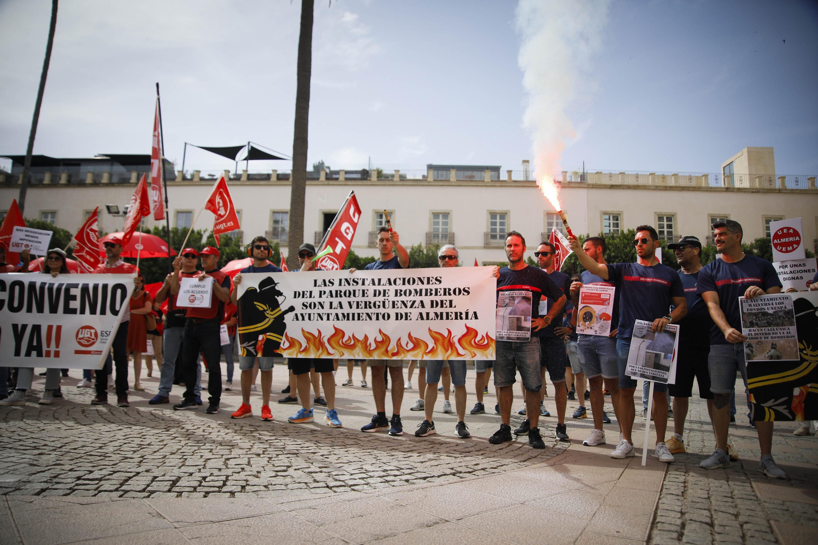 Manifestación de los bomberos quemados de Almería, en imágenes