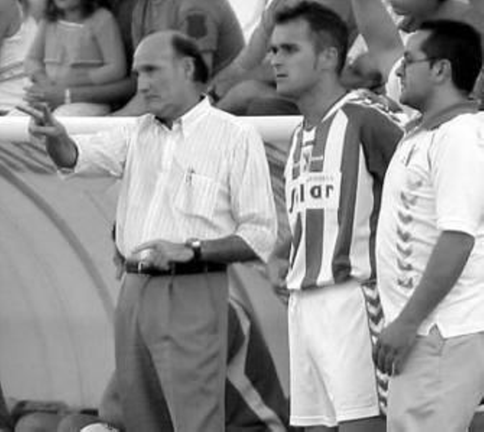 Moreno Rosillo da instrucciones a sus jugadores.