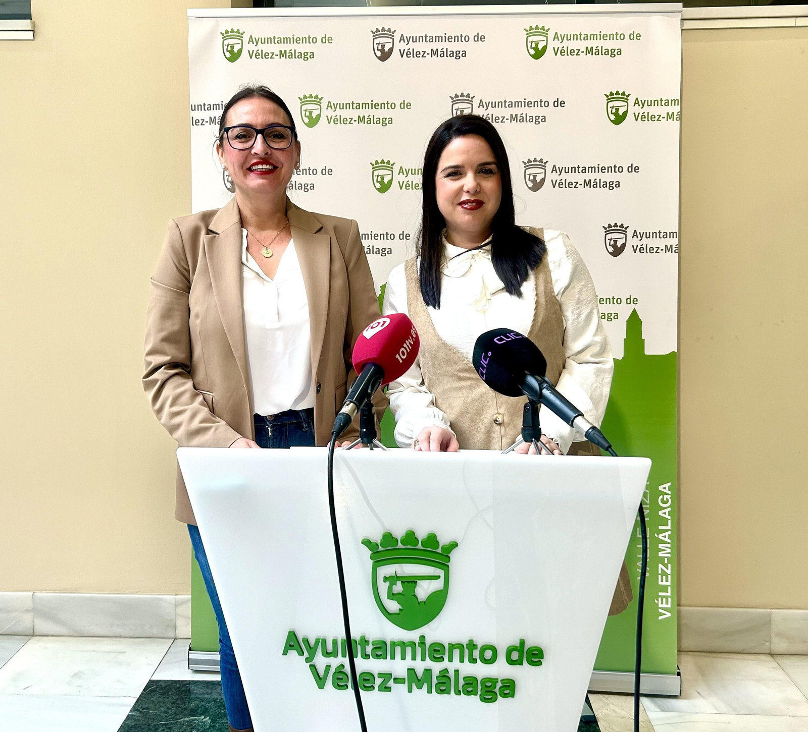 La concejala de Deportes, Rocío Ruiz, junto a la edil de Tradiciones Populares, Lourdes Piña