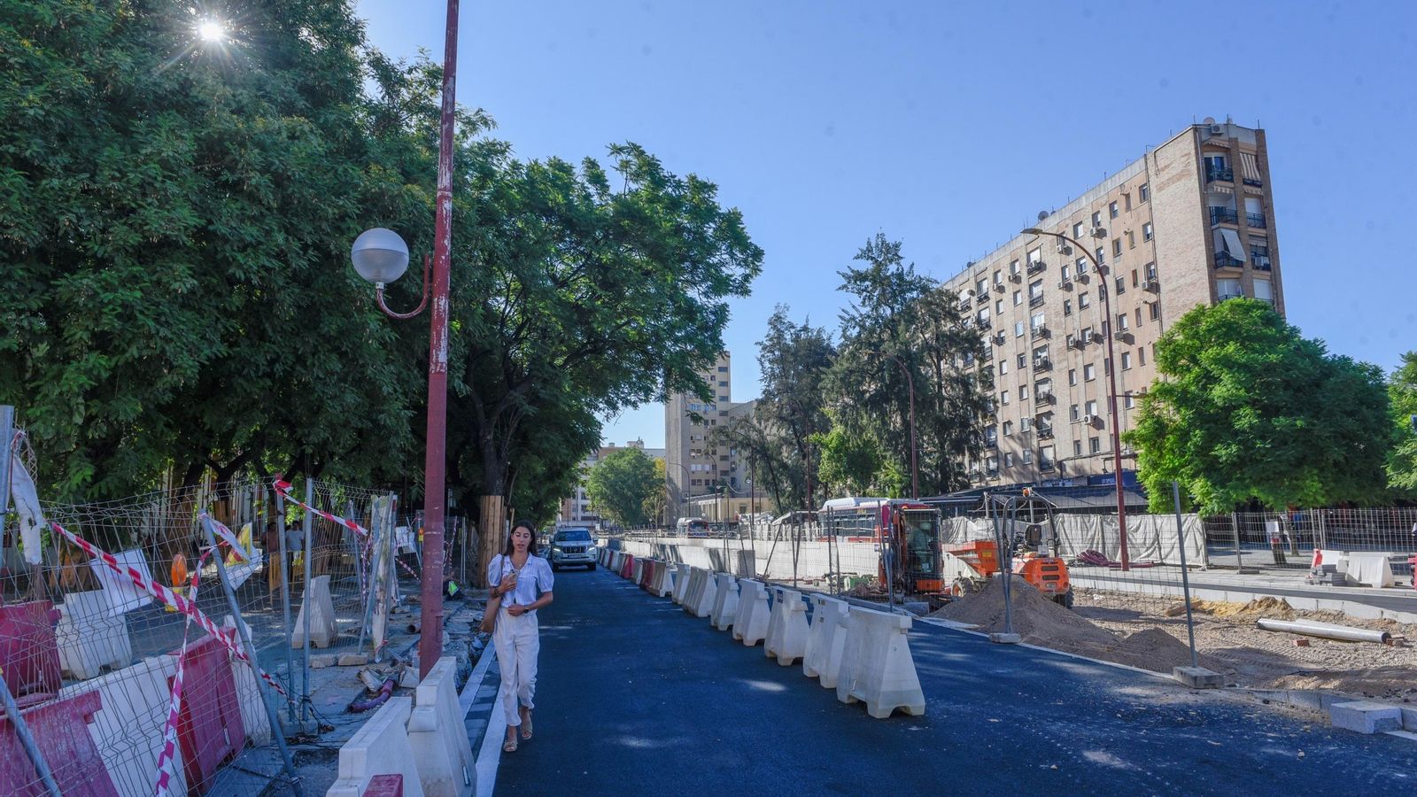 El carril habilitado hacia el centro de Sevilla por Ramón y Cajal, aún en obras.