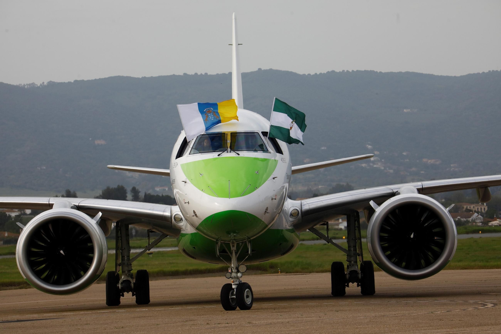 El aeropuerto de Córdoba recibe el primer vuelo de Binter desde Canarias, en imágenes