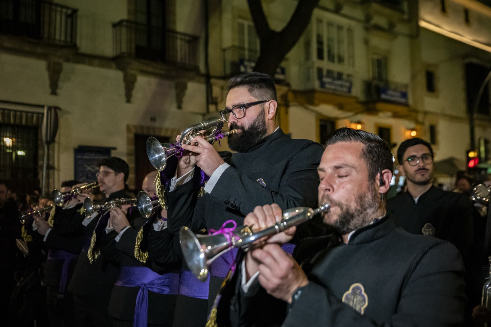 Multitudinario pasacalles de la Banda de las Cigarreras por el centro de Jerez