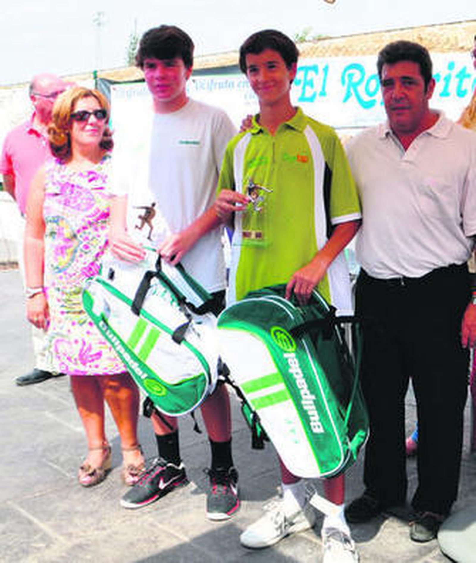 Antonio Escuín, segundo por la izquierda, con su trofeo.